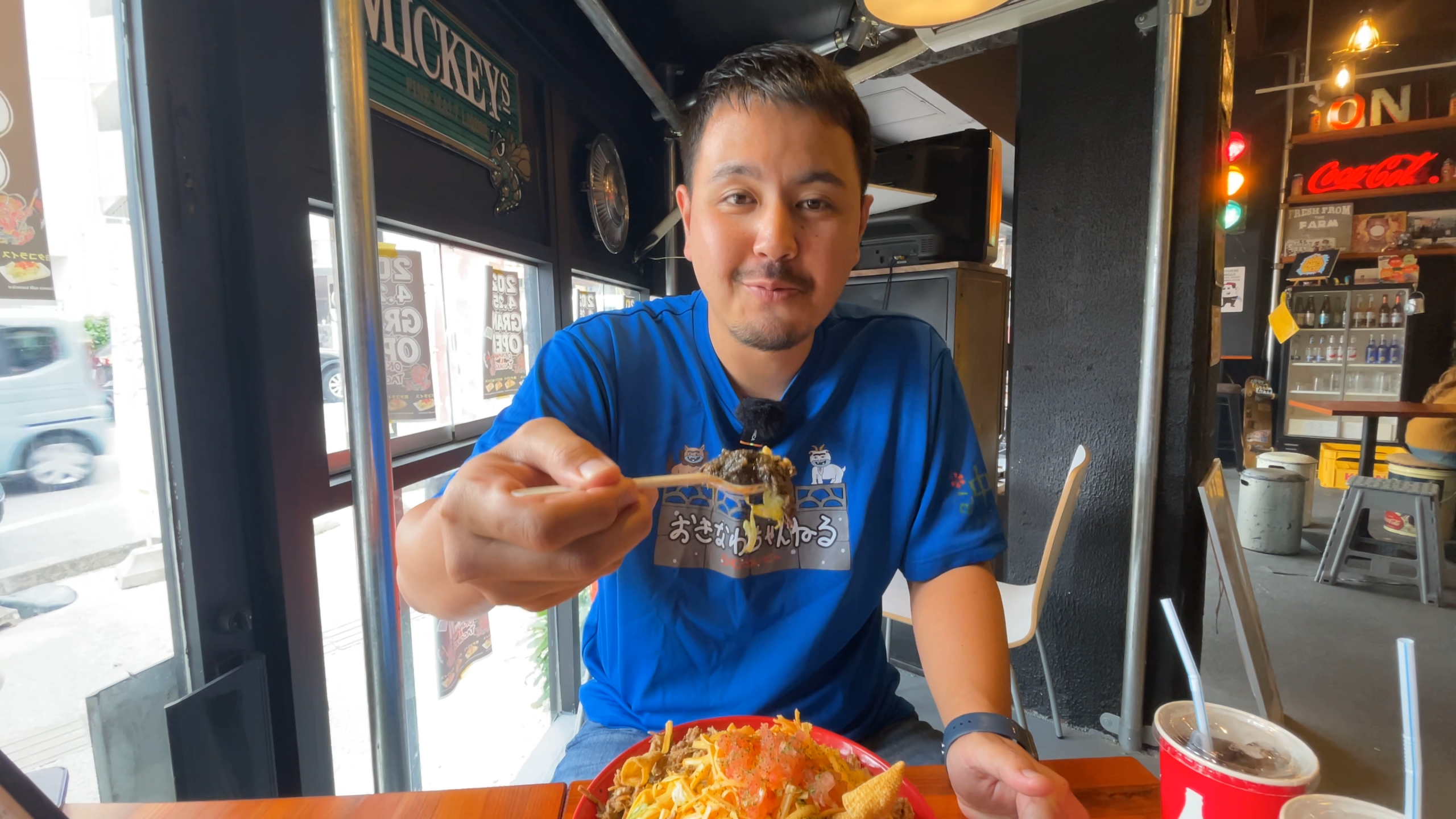 ホロホロのお肉と山盛りのチーズが乗った大迫力のデカ盛りタコライス