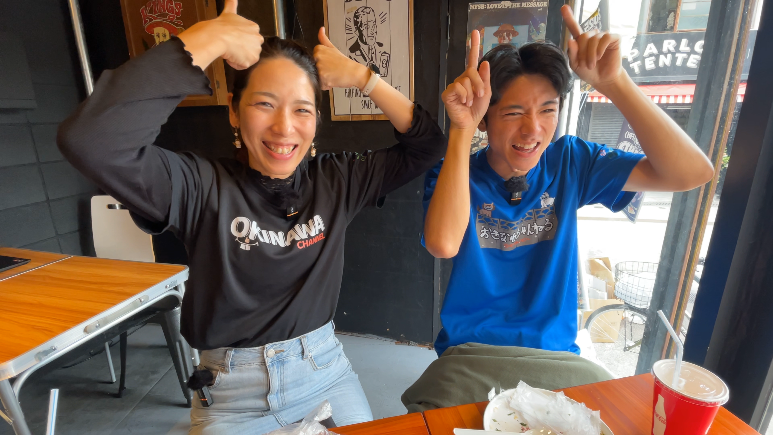 おきなわちゃんねる動画のエンディングカット。大満足の笑顔とチャンネル登録の案内イメージ
