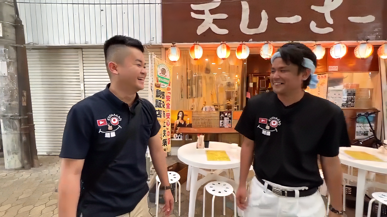 平和通りにある1軒目の名店「大衆酒場 天しーさー」の外観と乾杯シーン