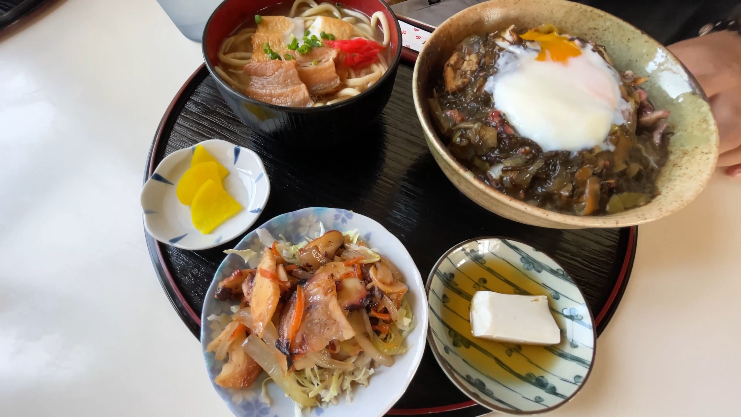 甘辛いタコ炒めと目玉焼きが乗った大満足のスペシャル丼ぶりセット