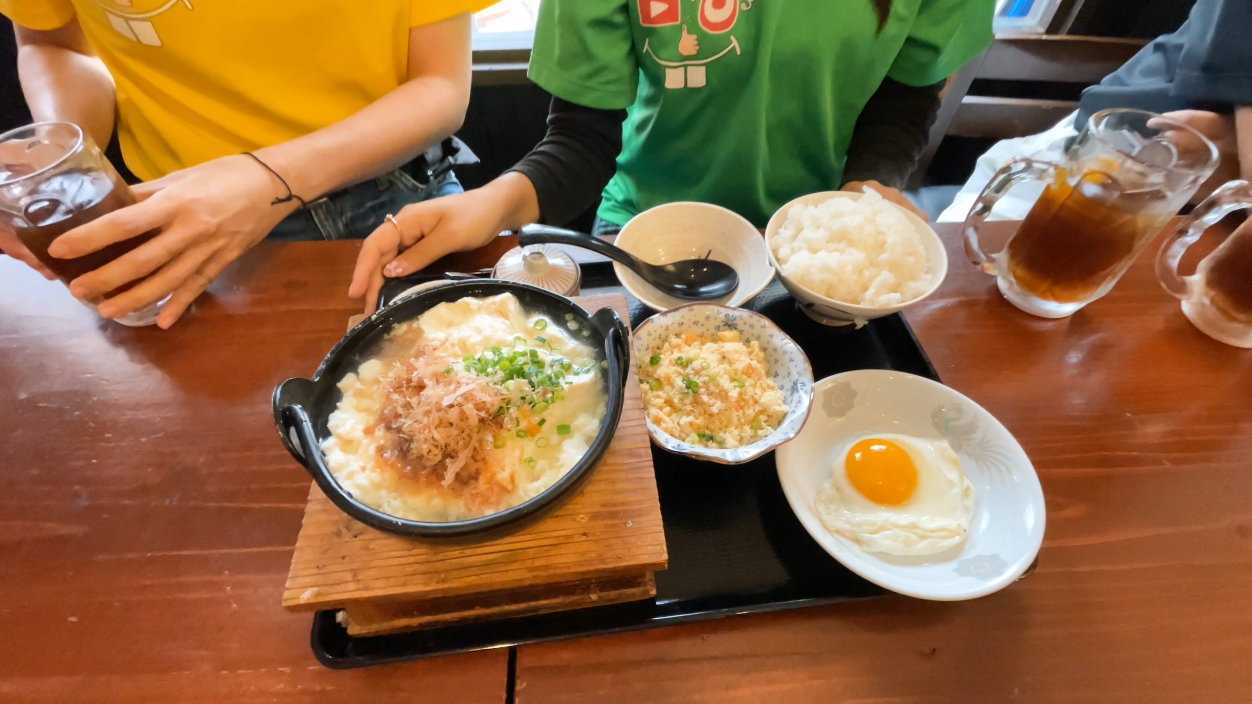 熱々の鉄鍋で提供されるふわふわのゆし豆腐定食