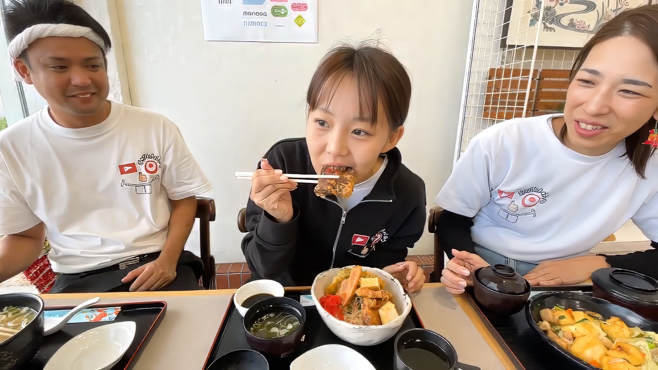 豪快な具材にウスターソースをかけて食べるのが沖縄流！