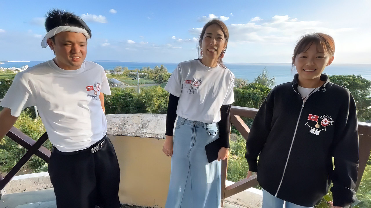 おきなわちゃんねる動画のエンディングカット。大満足の笑顔とチャンネル登録の案内イメージ
