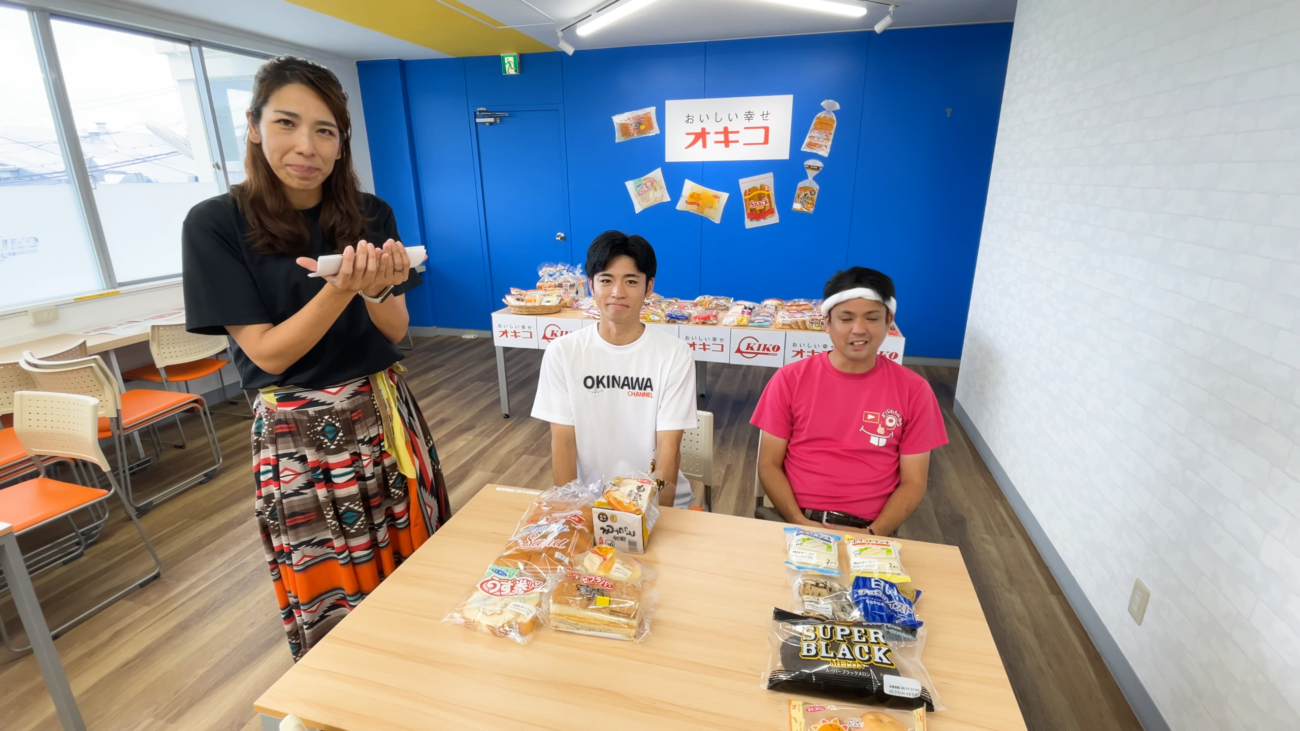 テーブルいっぱいに並べられたオキコパンを実食レビュー！