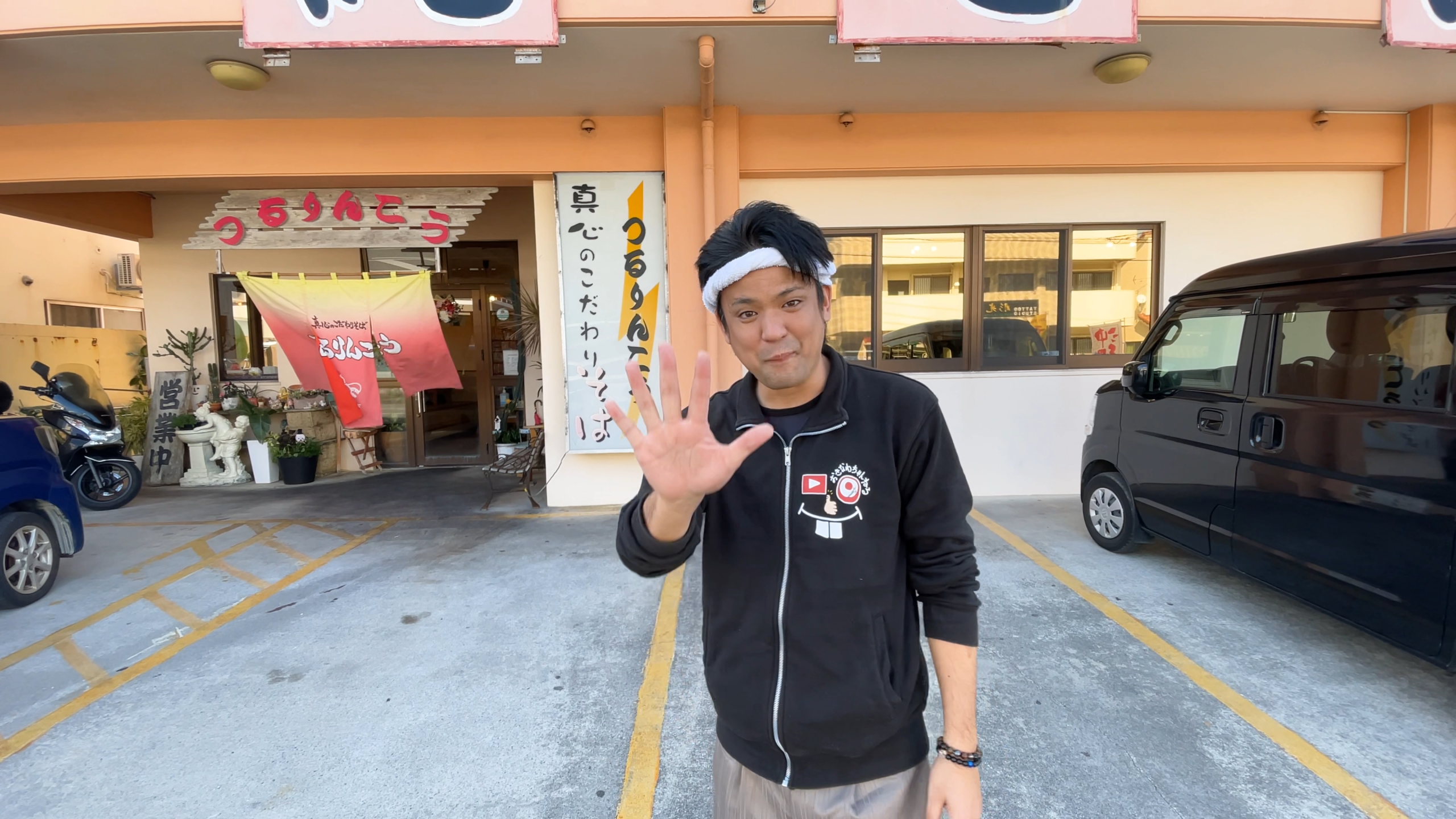 沖縄市海邦にあるピンク色の外観が目印のTHE沖縄食堂「つるりんこう」