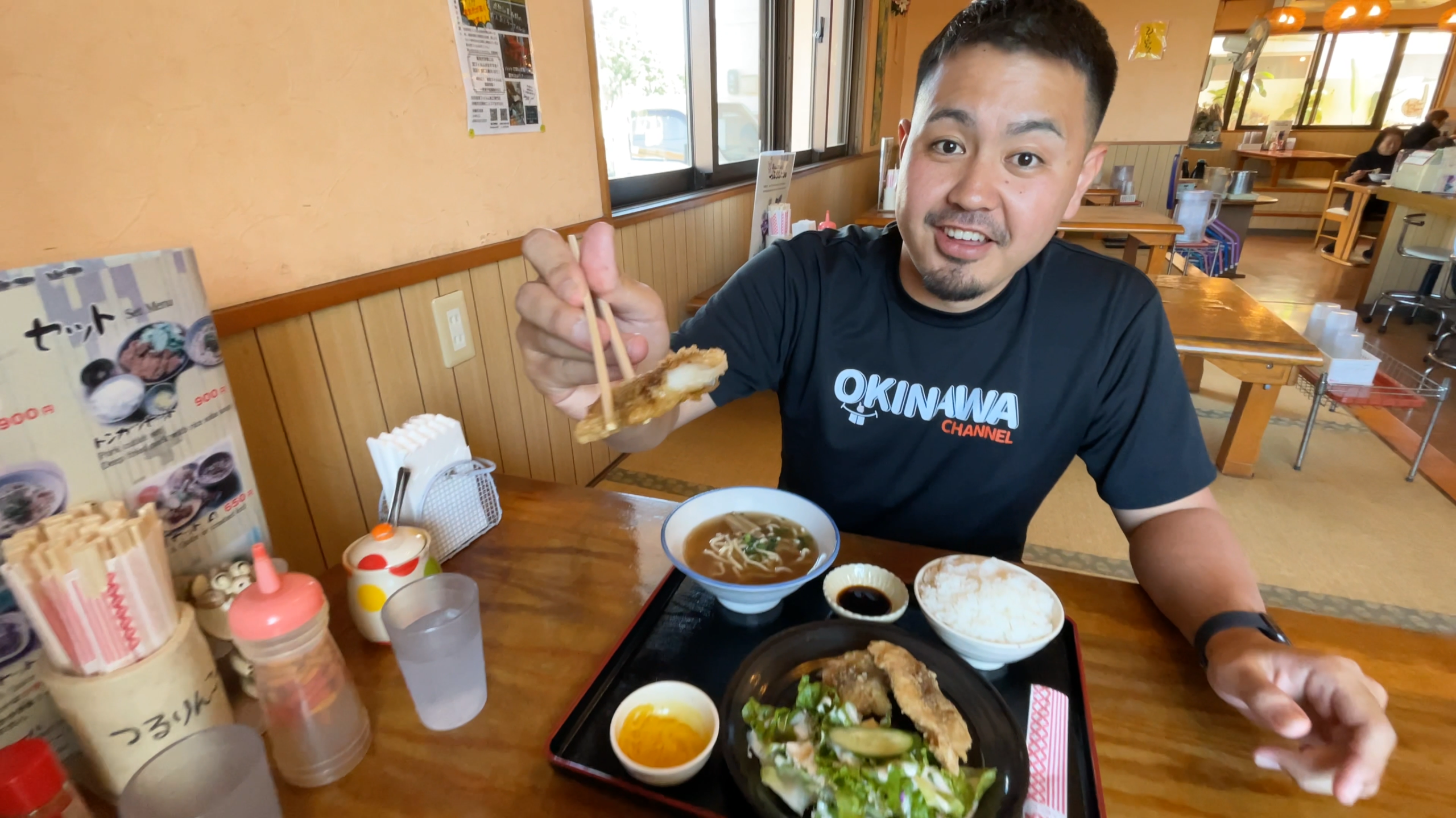 どんぶりを覆うほど大きな軟骨ソーキが乗ったボリューム満点の軟骨そば