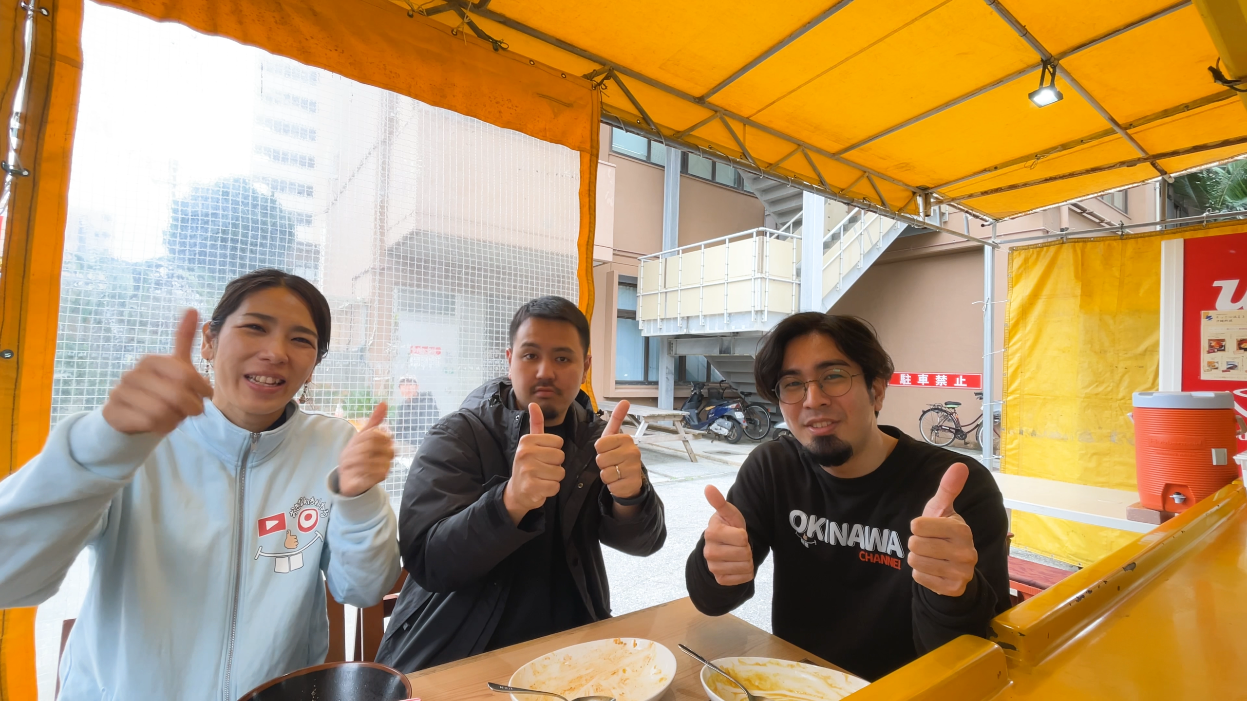 おきなわちゃんねる動画のエンディングカット。大満足の笑顔とチャンネル登録の案内イメージ