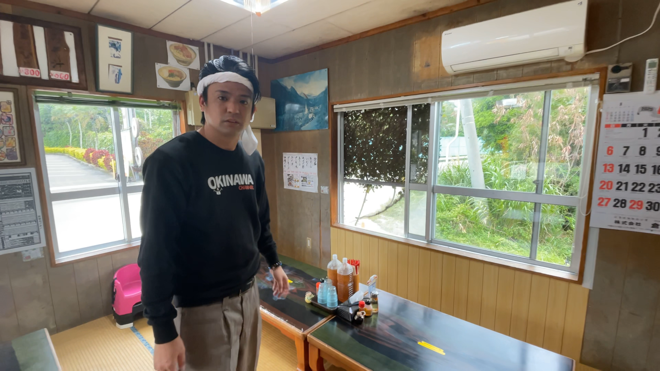 昭和にタイムスリップしたかのような、広々とした畳間と短冊メニューが並ぶ店内