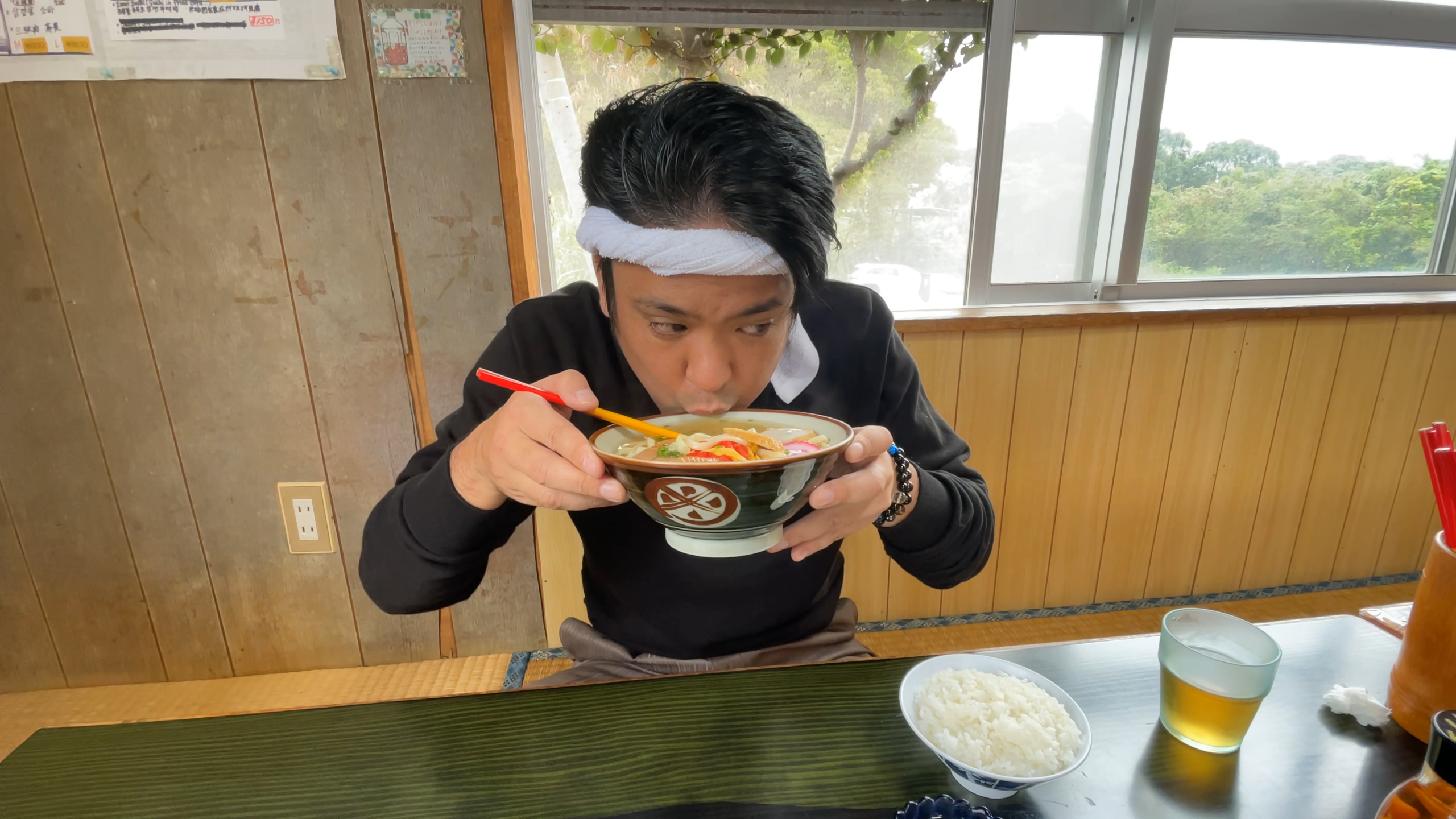 出汁の旨味がガツンと効いたスープとツルツルの麺が絡み合う絶品の一杯