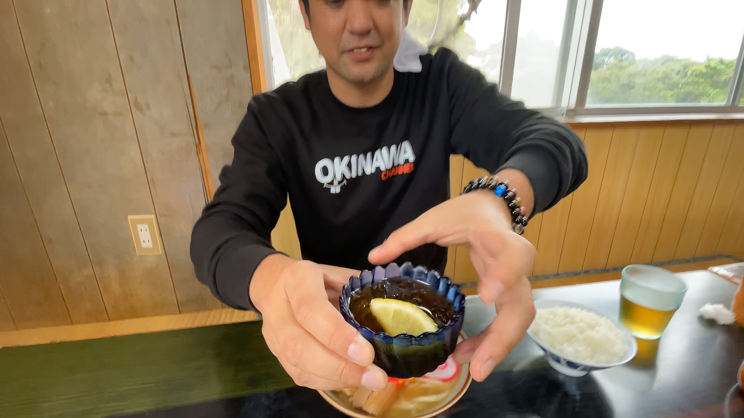 もずく酢にシークヮーサー炭酸ジュースを注いで飲む斬新なアレンジ