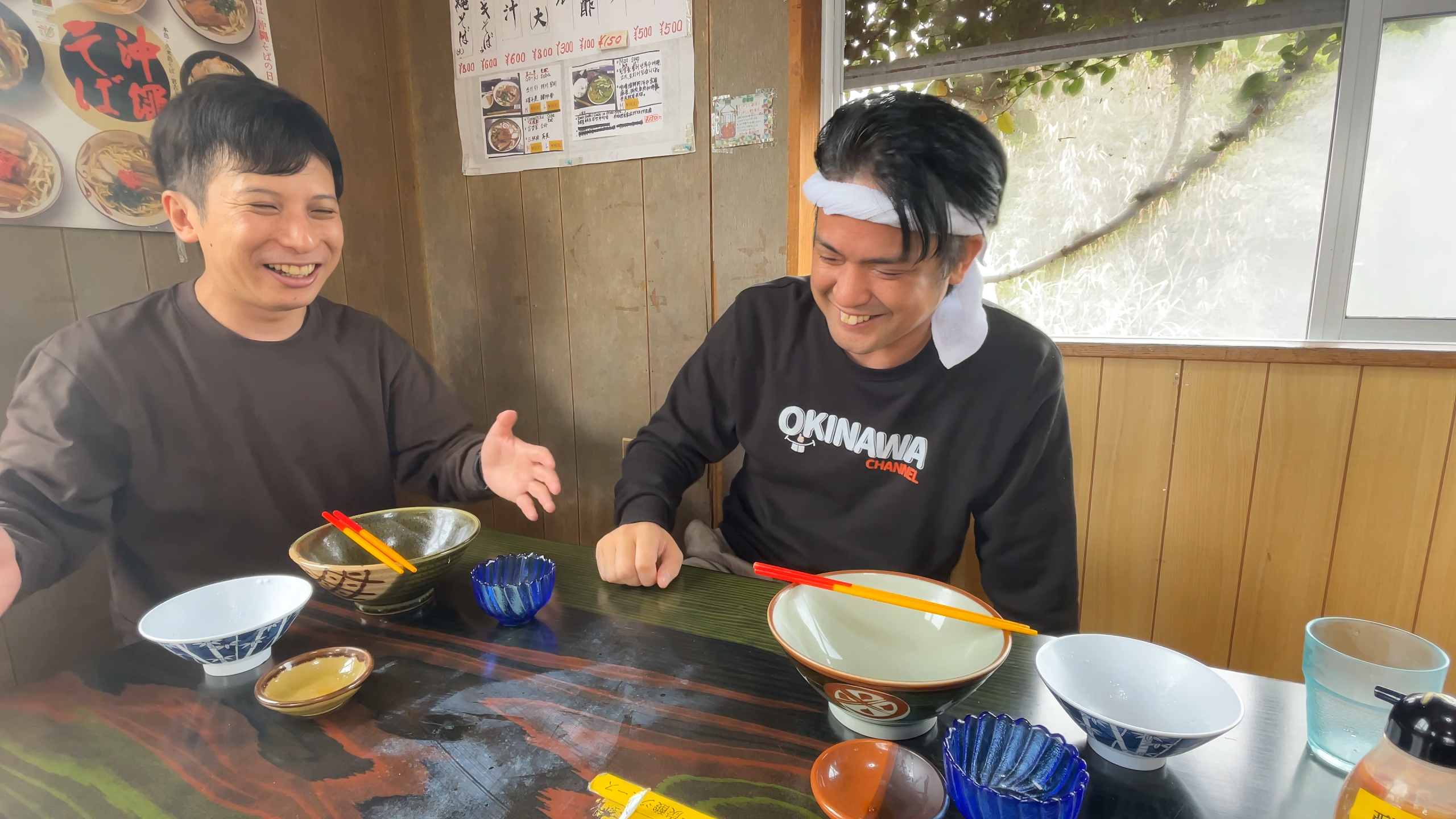 おきなわちゃんねる動画のエンディングカット。大満足の笑顔とチャンネル登録の案内イメージ