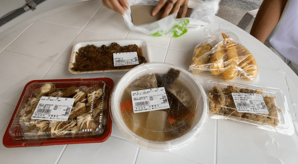 仲間商店ジューシー（肉あり）、ソーキ汁、お弁当、馬肉にんにく、チーイリチャー、島タコ、馬刺し