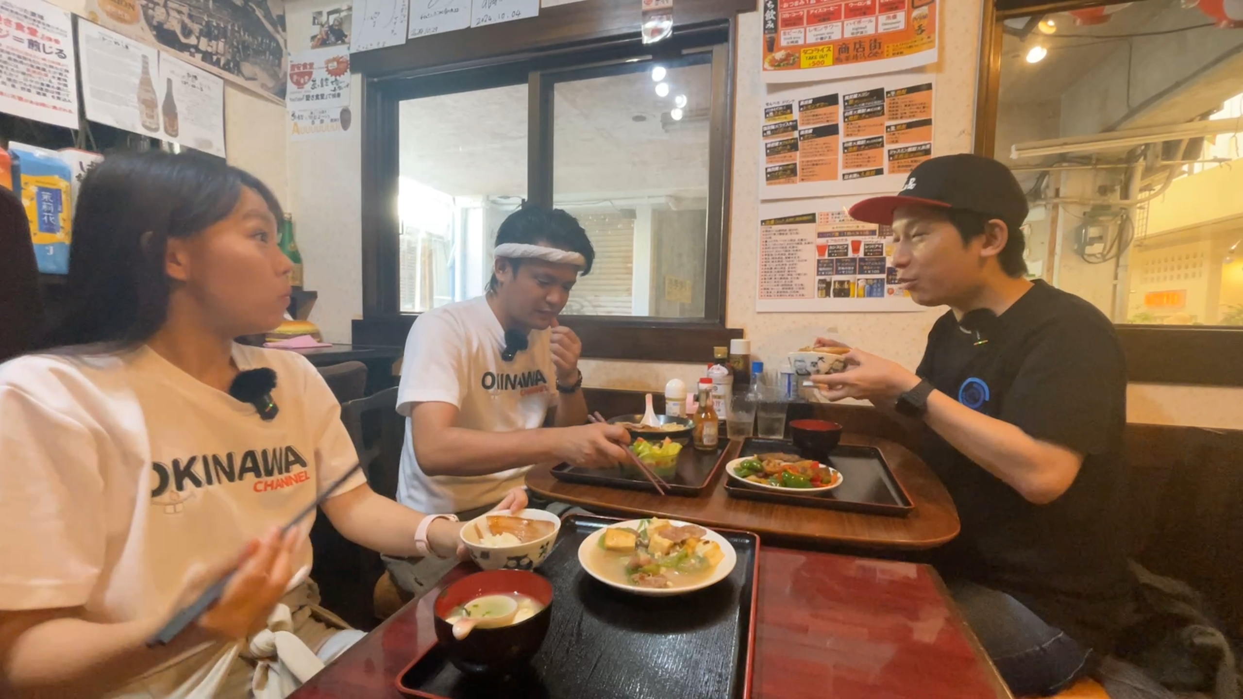 テーブルいっぱいに並んだ愛さ食堂のこだわりメニュー