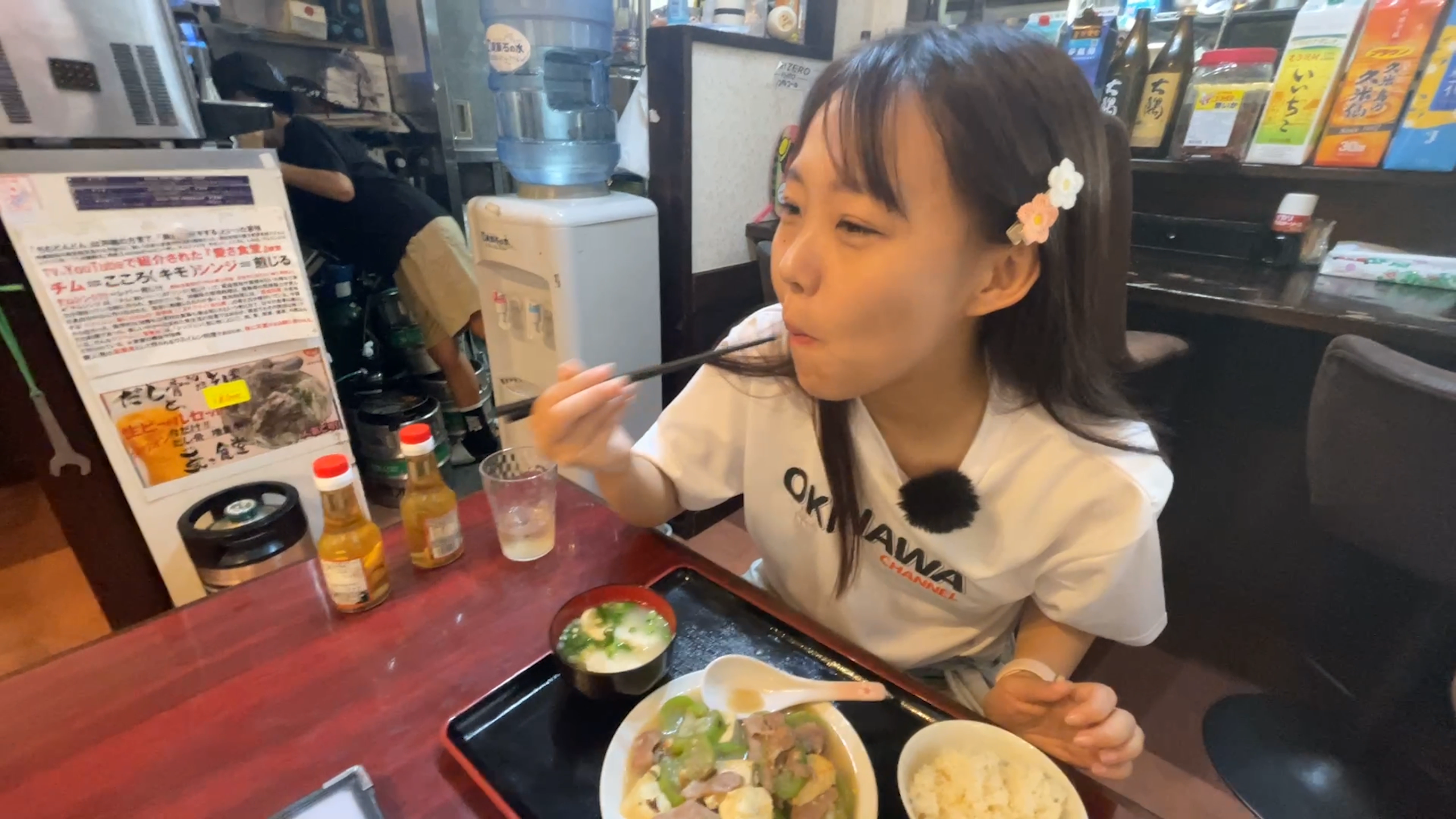 スープとご飯を一緒にすくって味わう実食シーン