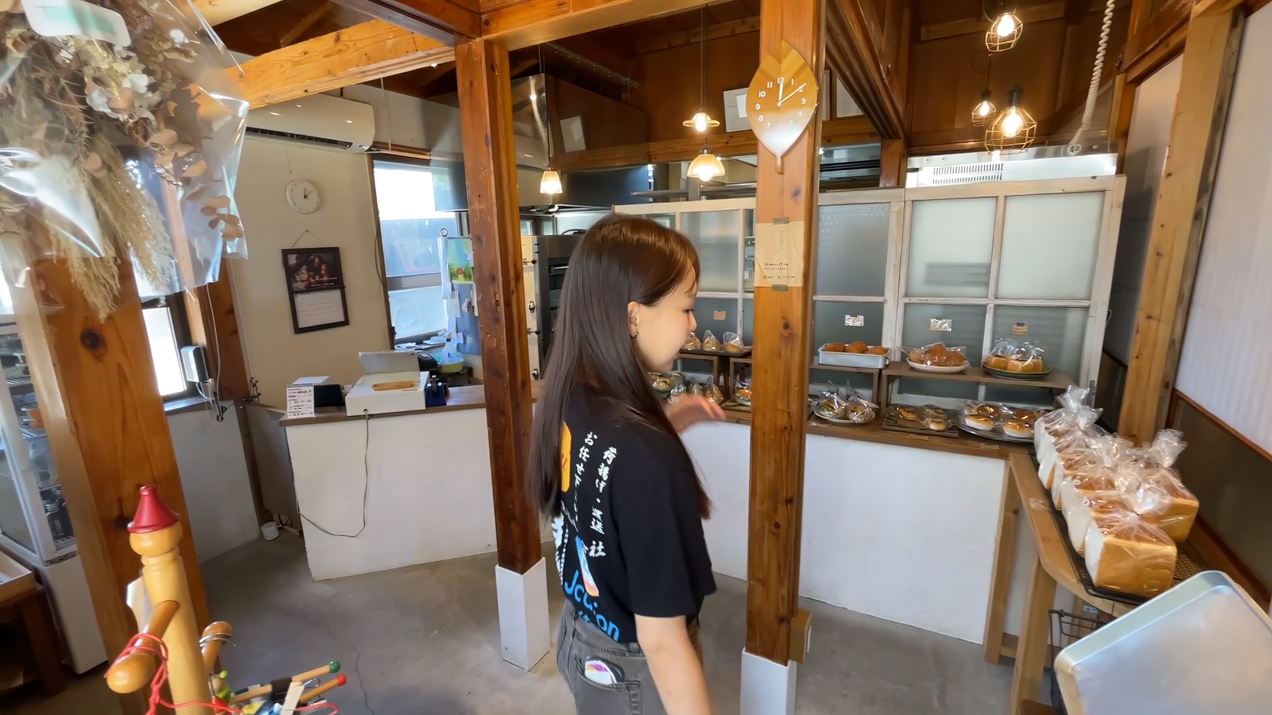 古民家パン屋「フクギパン」の店内と並ぶ島野菜