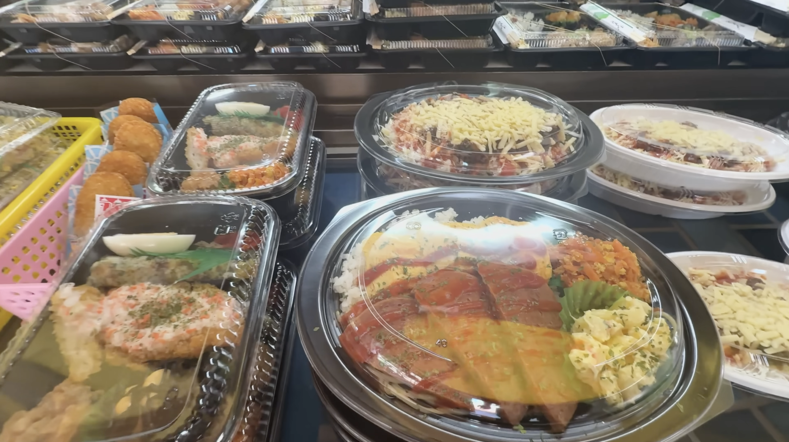 店内にズラリと並ぶ激安お弁当と総菜（その2）