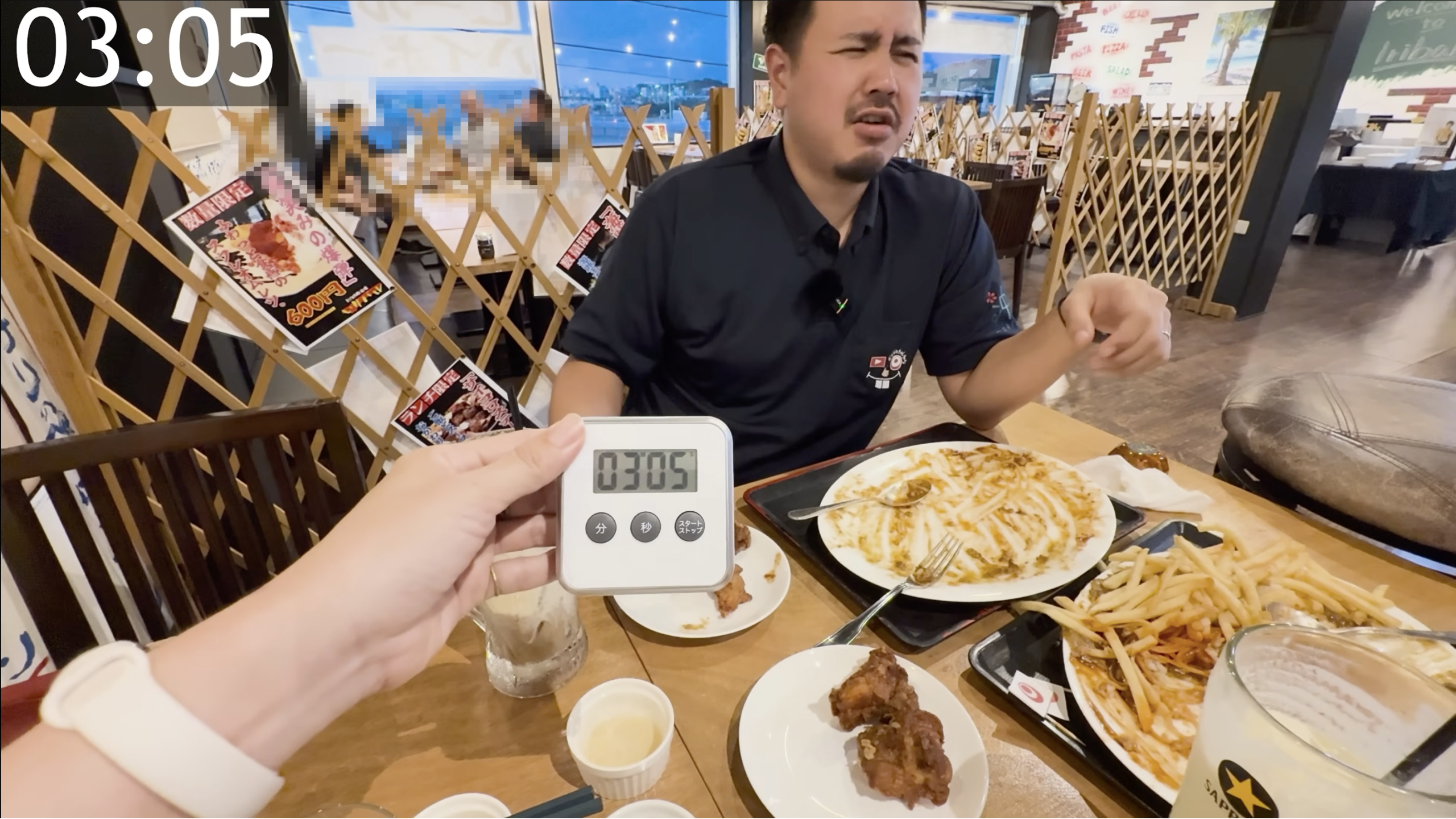 大食いチャレンジで激闘するメンバー