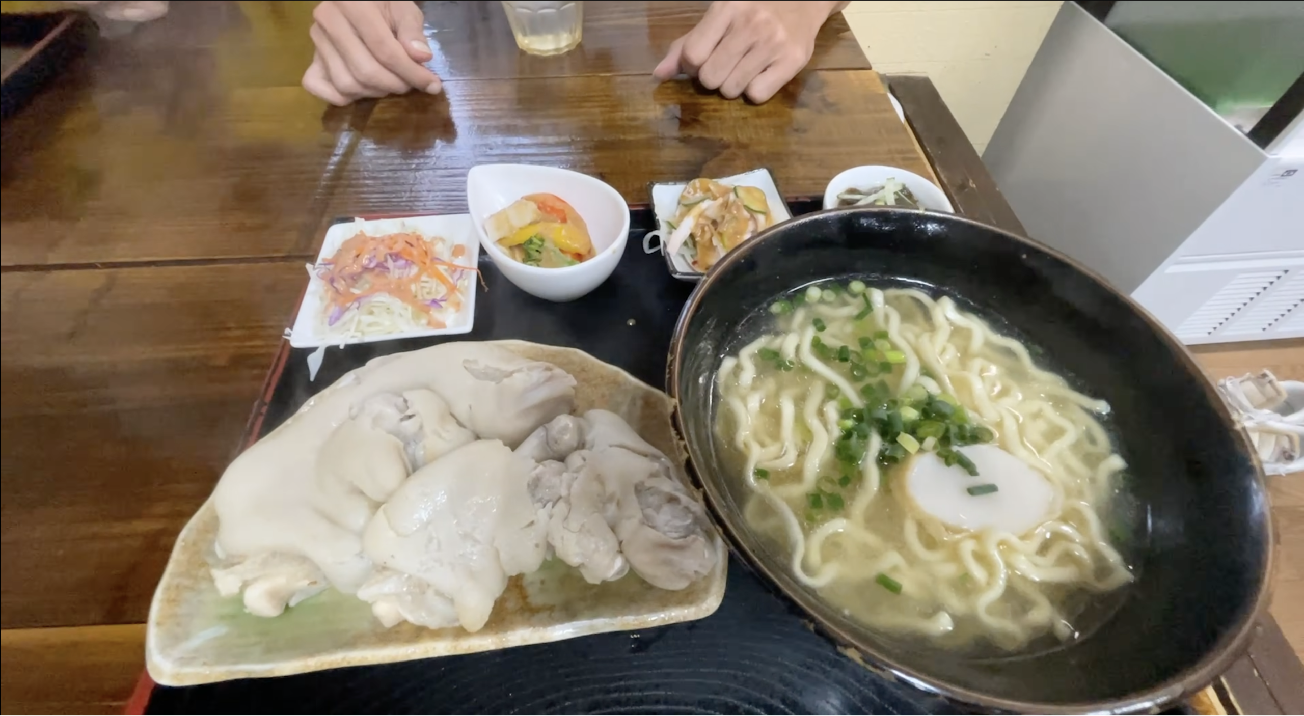 別皿で提供される巨大なてびちが乗ったてびちそば