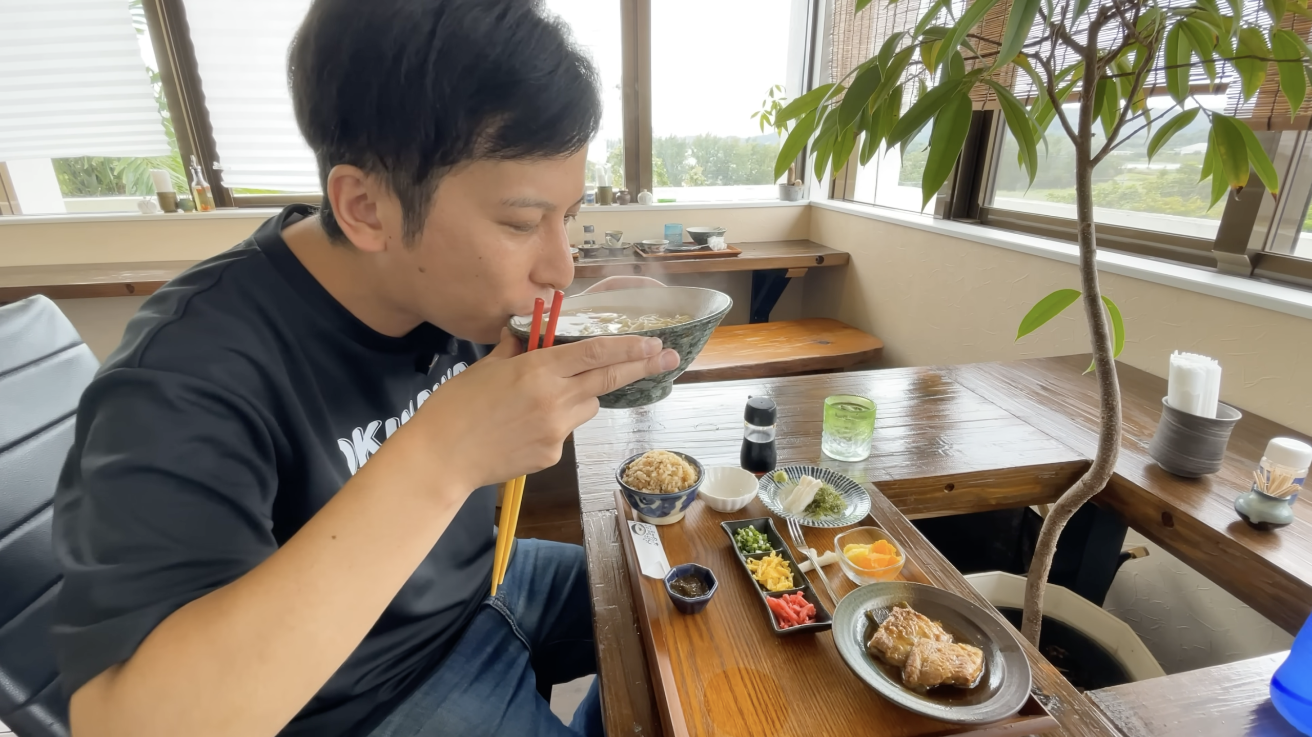 上原そばセットの実食シーン