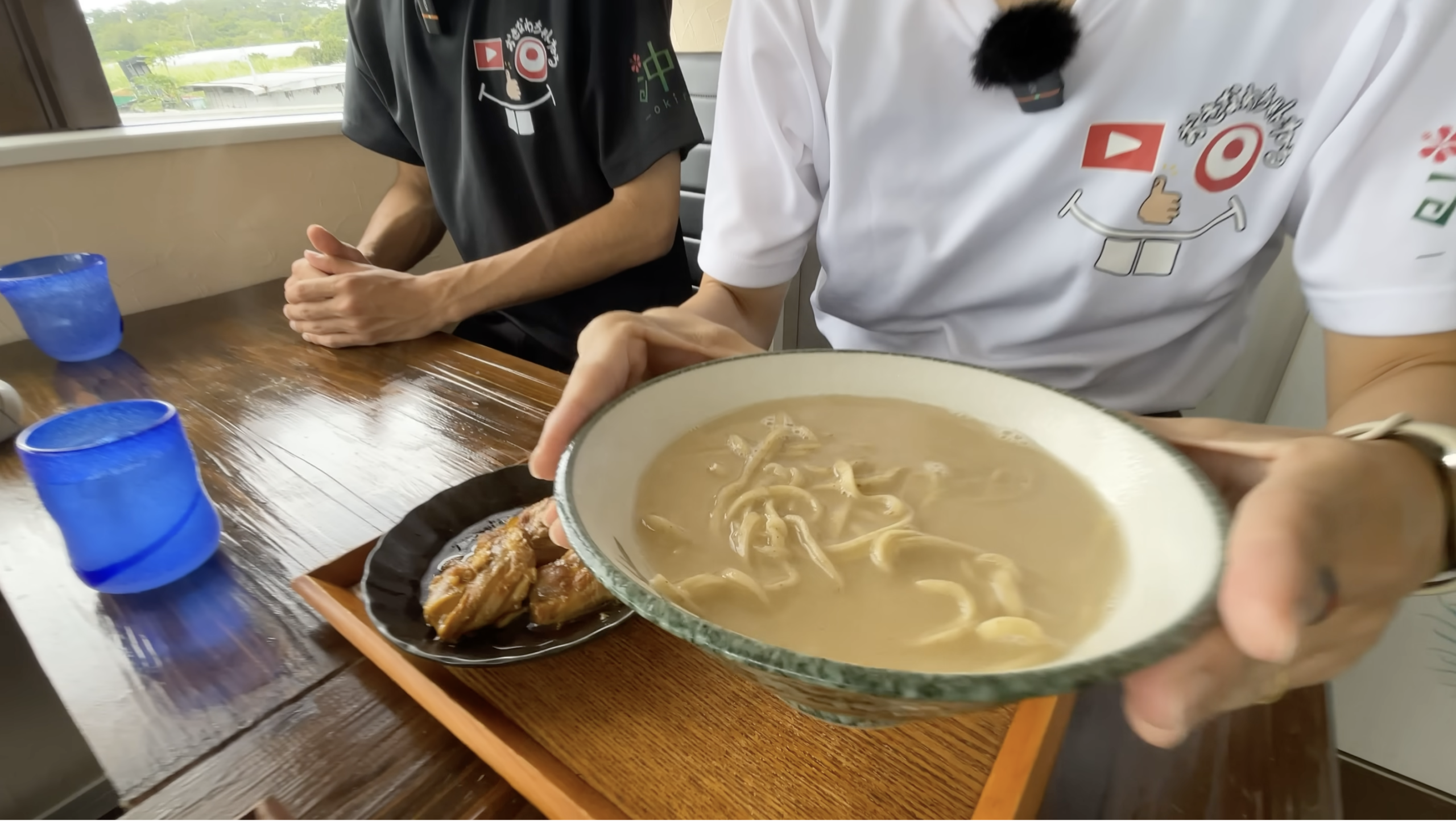 軟骨ソーキそばの実食シーン
