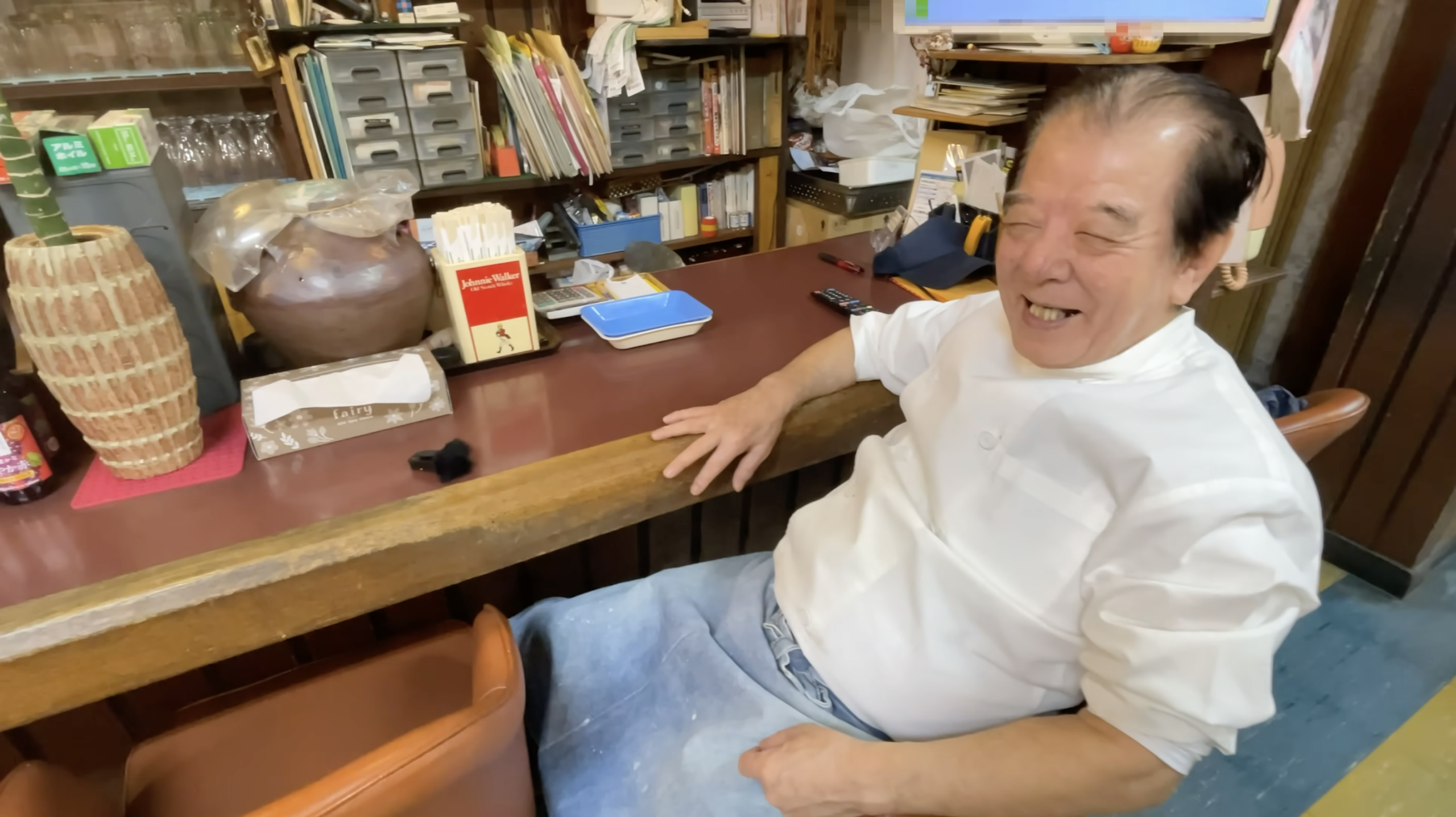 厨房に立つマスターの様子