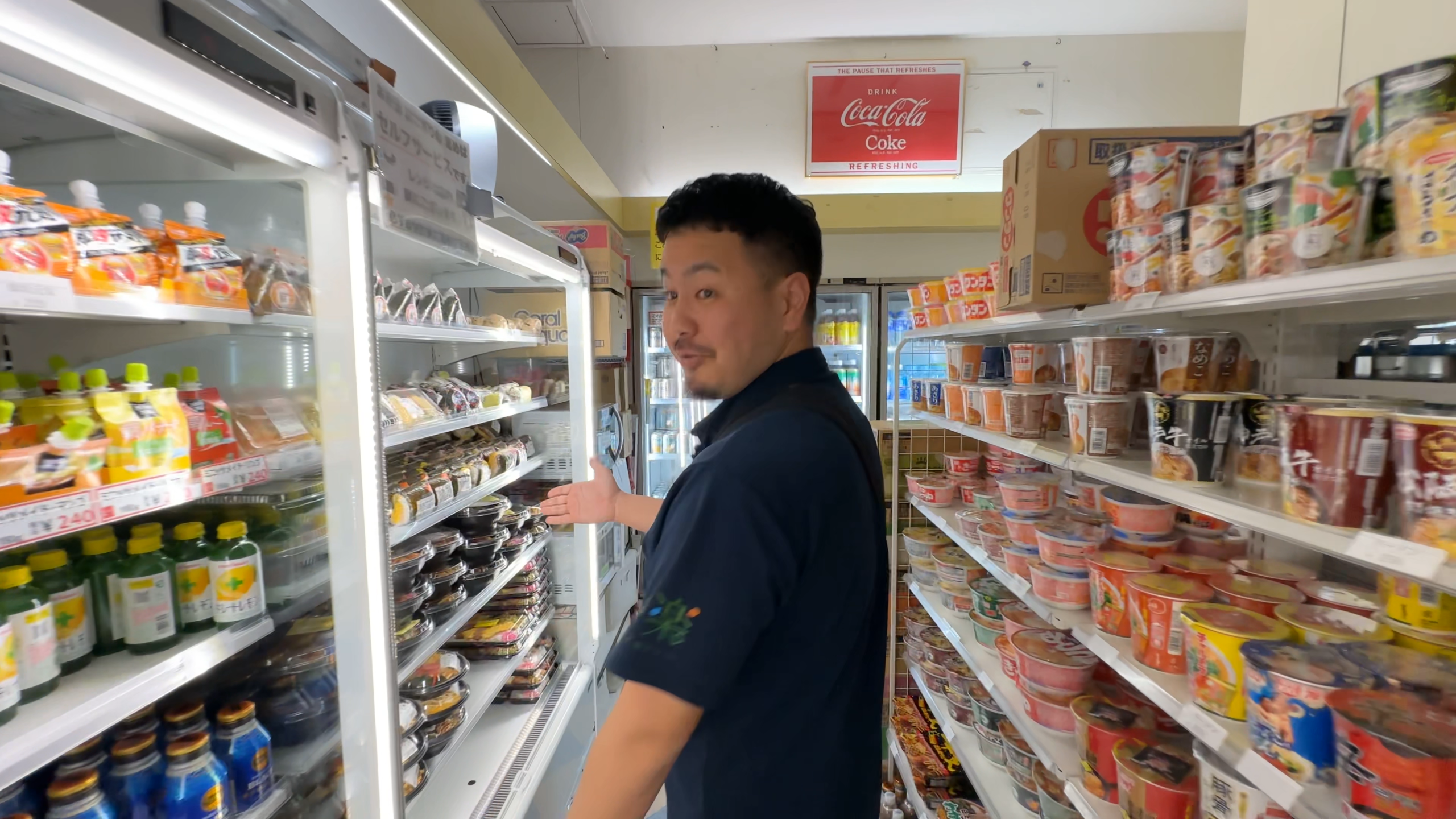 ズラリと陳列された各種手作りお弁当や地元ならではの商品棚