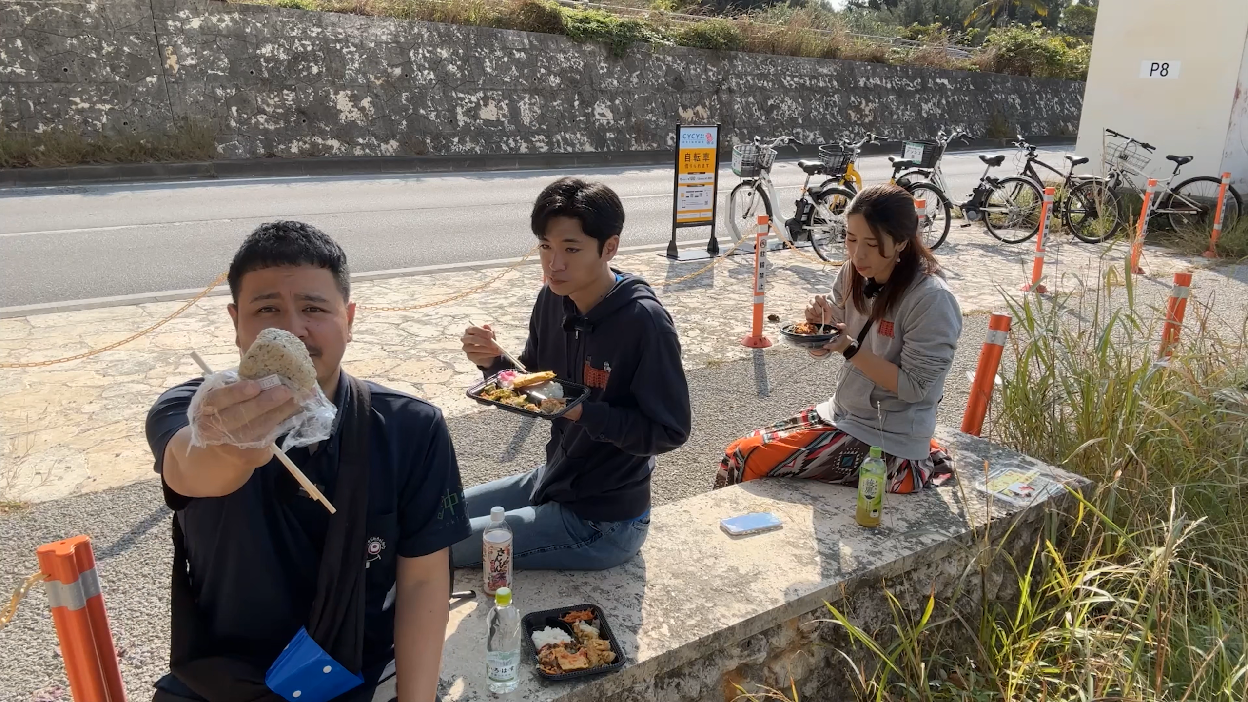 ジューシーおにぎりを頬張りあまりの旨さに驚く実食カット