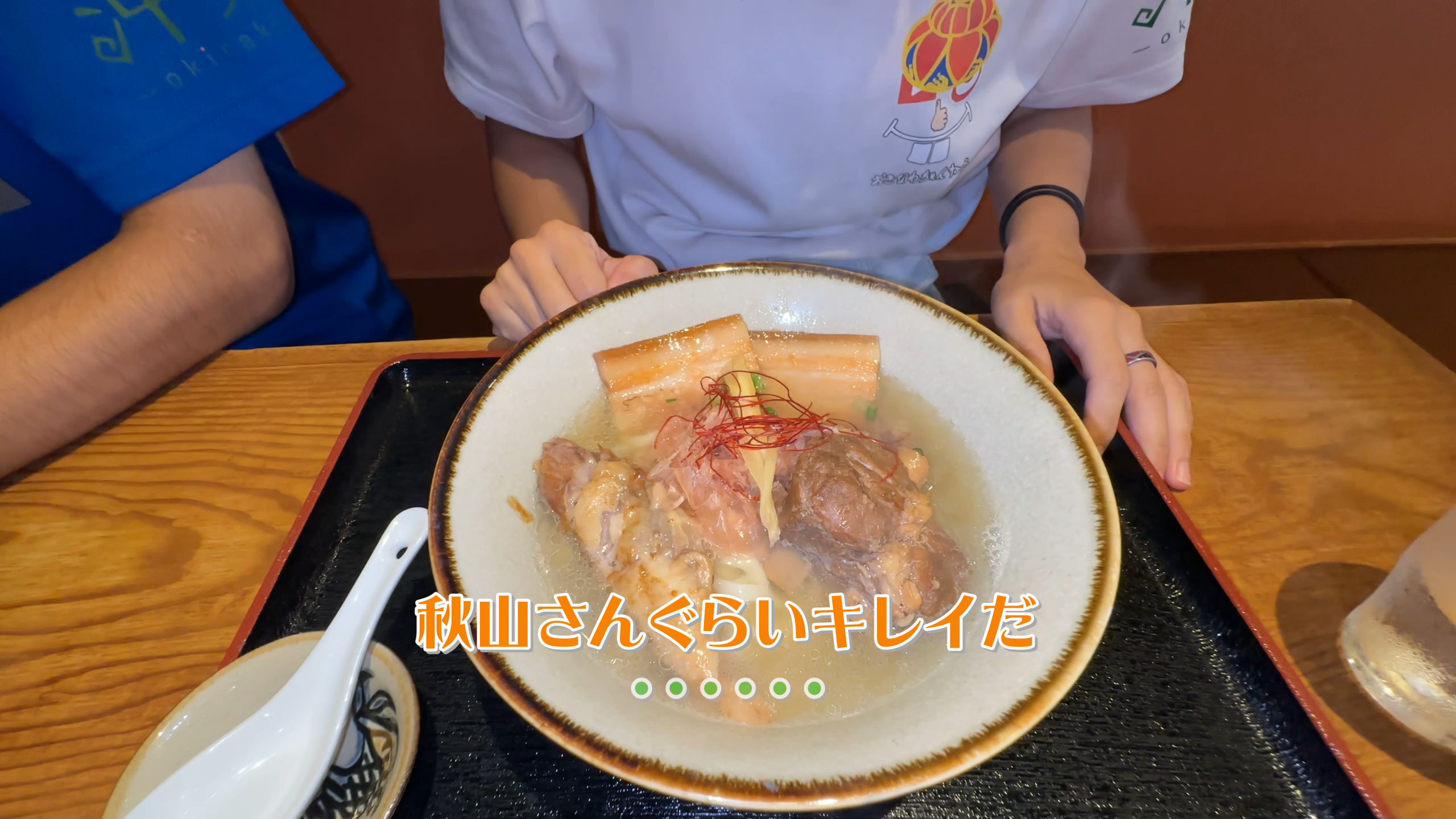 スープを飲んで大興奮する出演者たち
