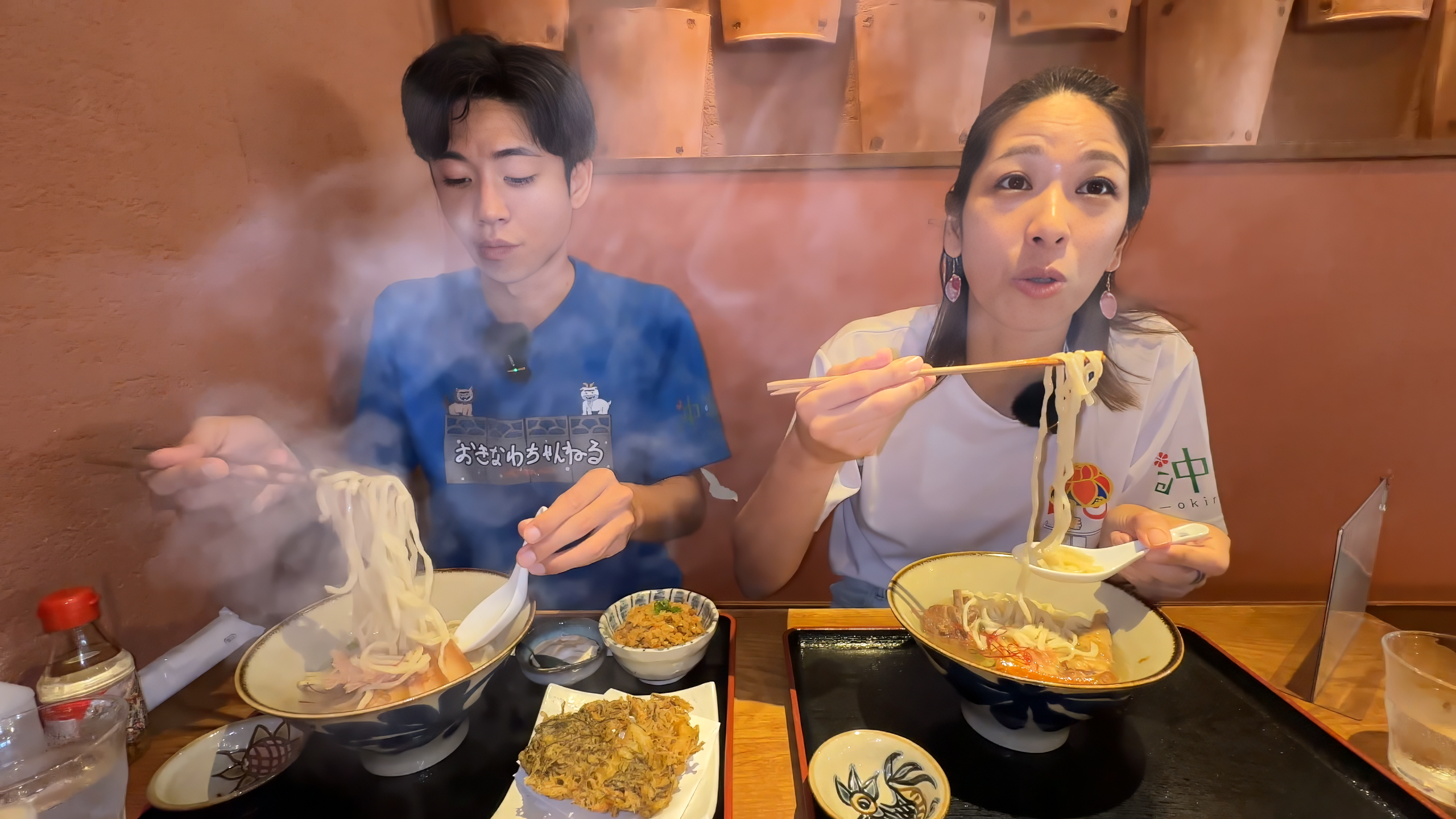 特製生麺とお肉を一緒に頬張るカット