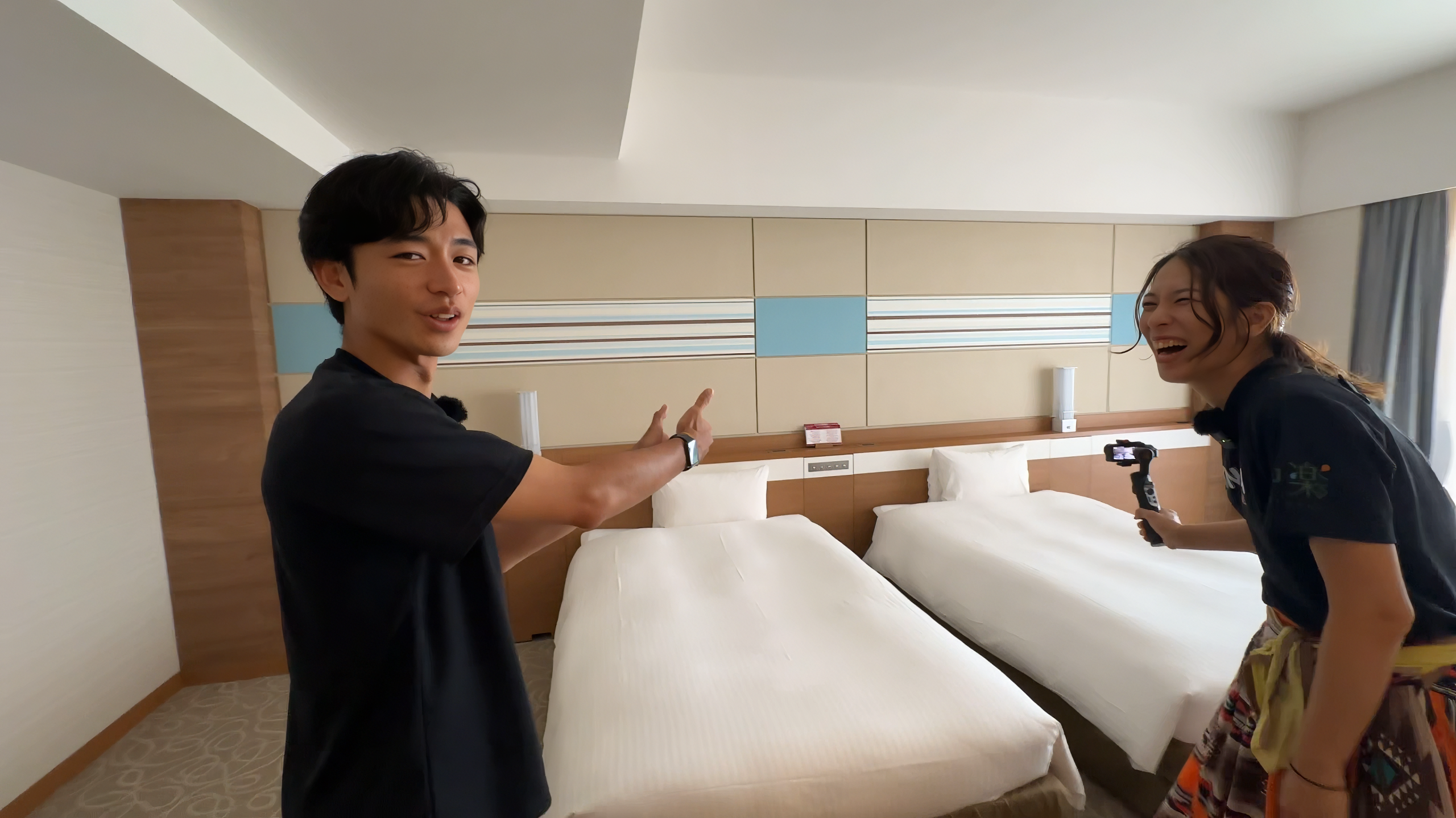 ベッドをくっつけて配置できる広々とした寝室