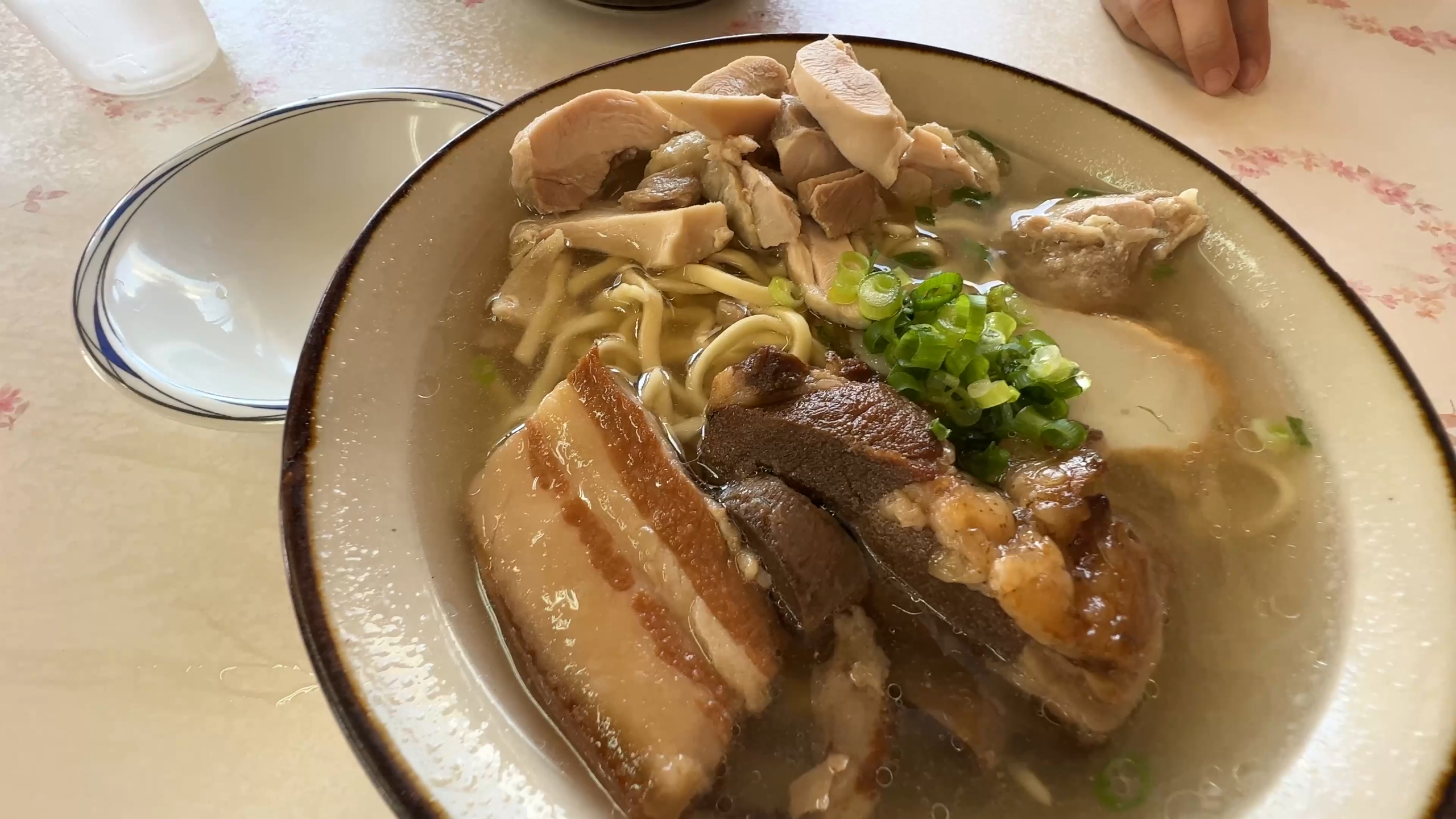 鶏肉がトッピングされた「伊覇そば 全部乗せ」