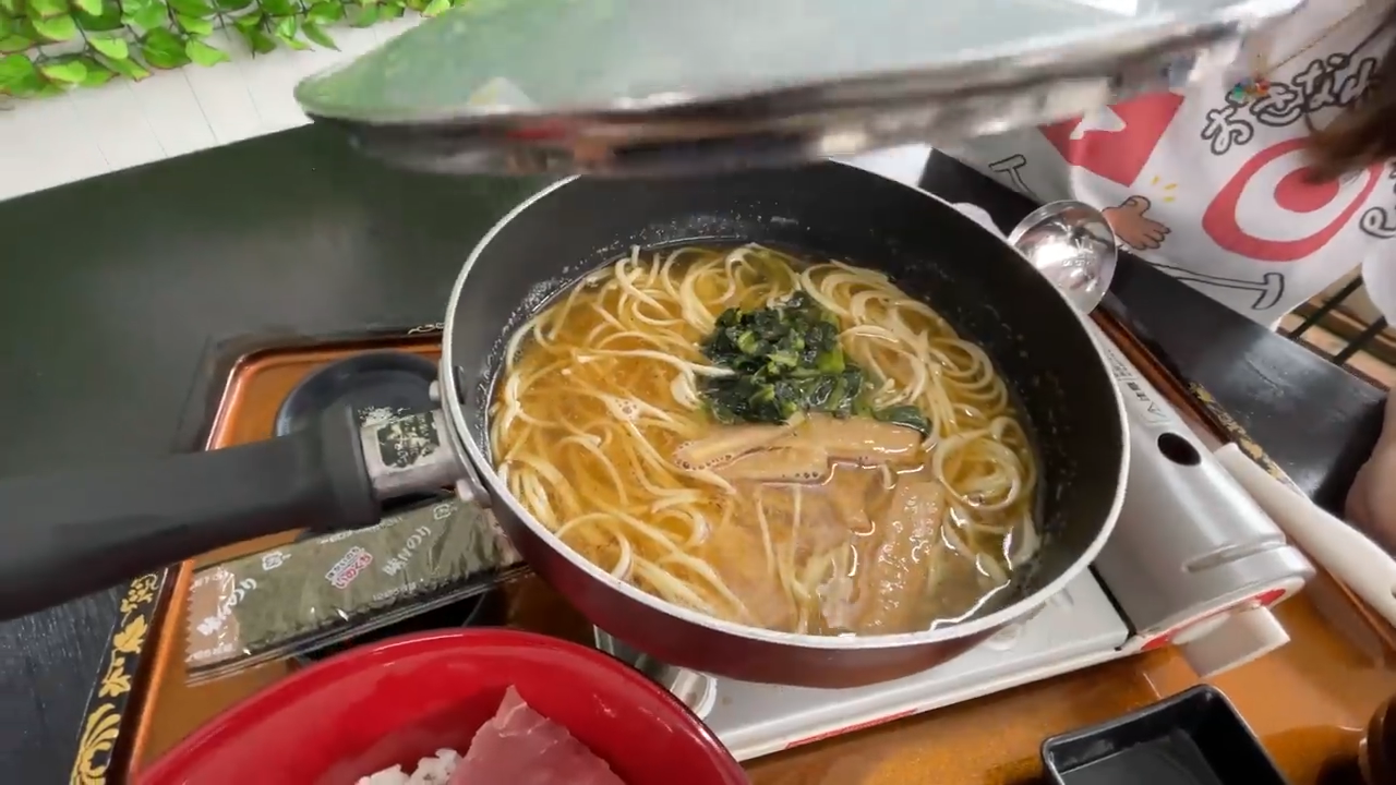 新鮮なマグロとラーメンを堪能する様子