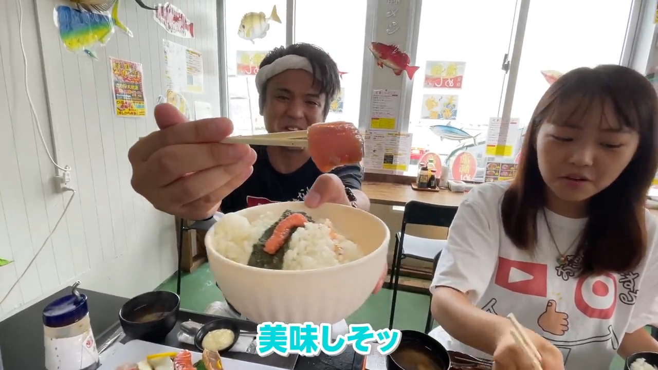 マグロカツを食べて「うメ〜バ！」と絶賛するじゅん選手