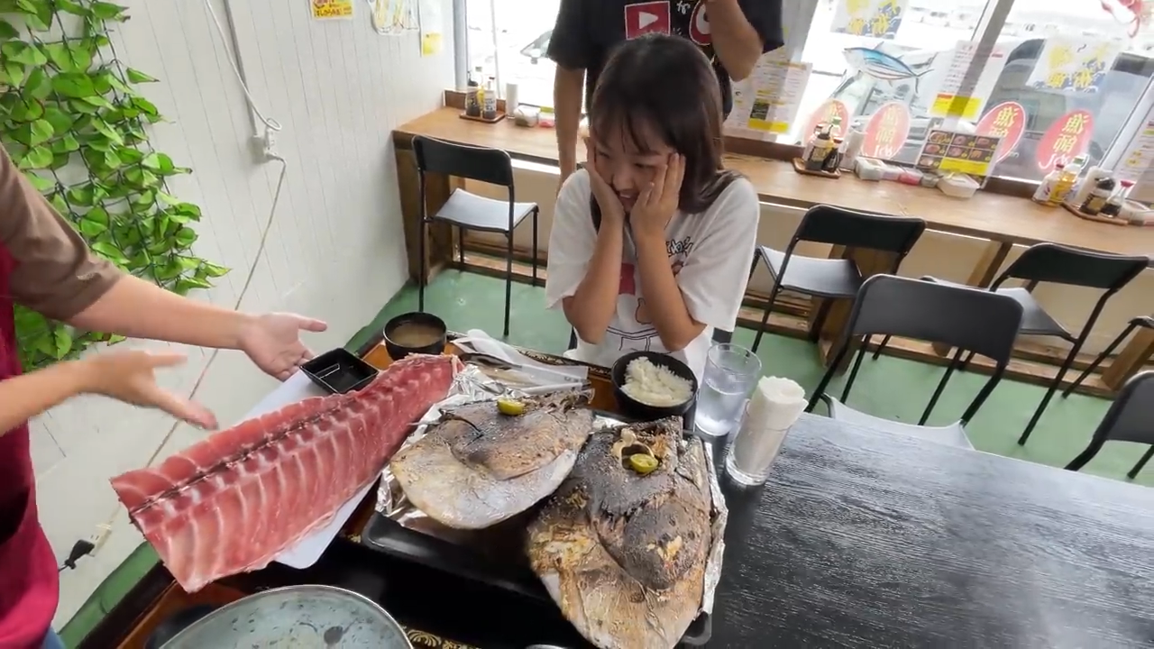 テーブルを占拠する巨大な中落ちの骨と塩焼き定食