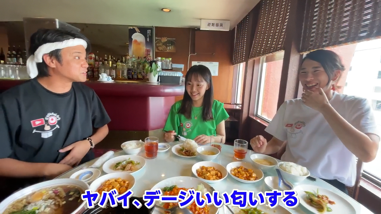 円卓にいっぱいに並べられた本格中華料理
