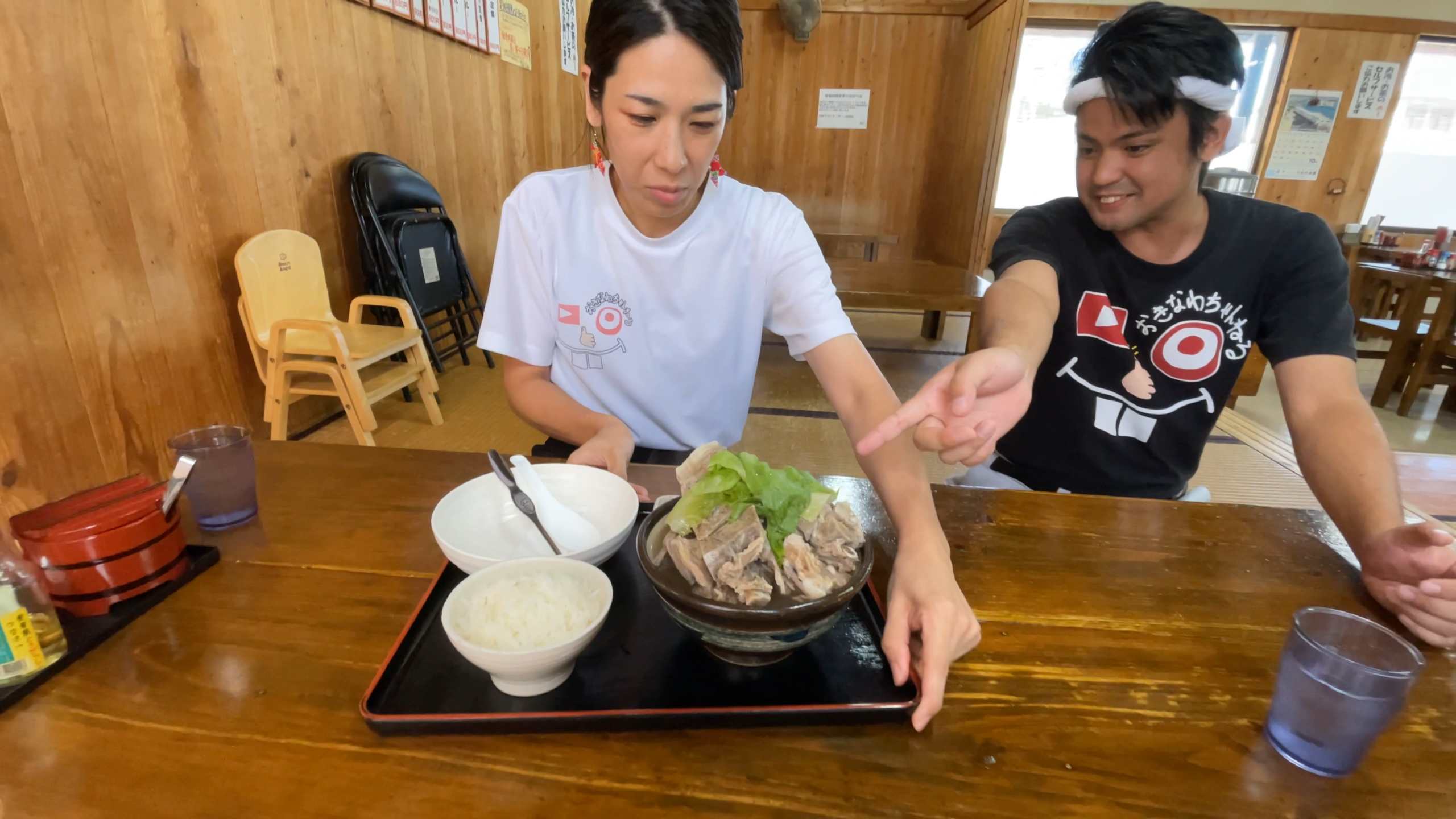 丼から大きな豚骨肉が溢れる名物「骨汁（680円）」の着丼カット