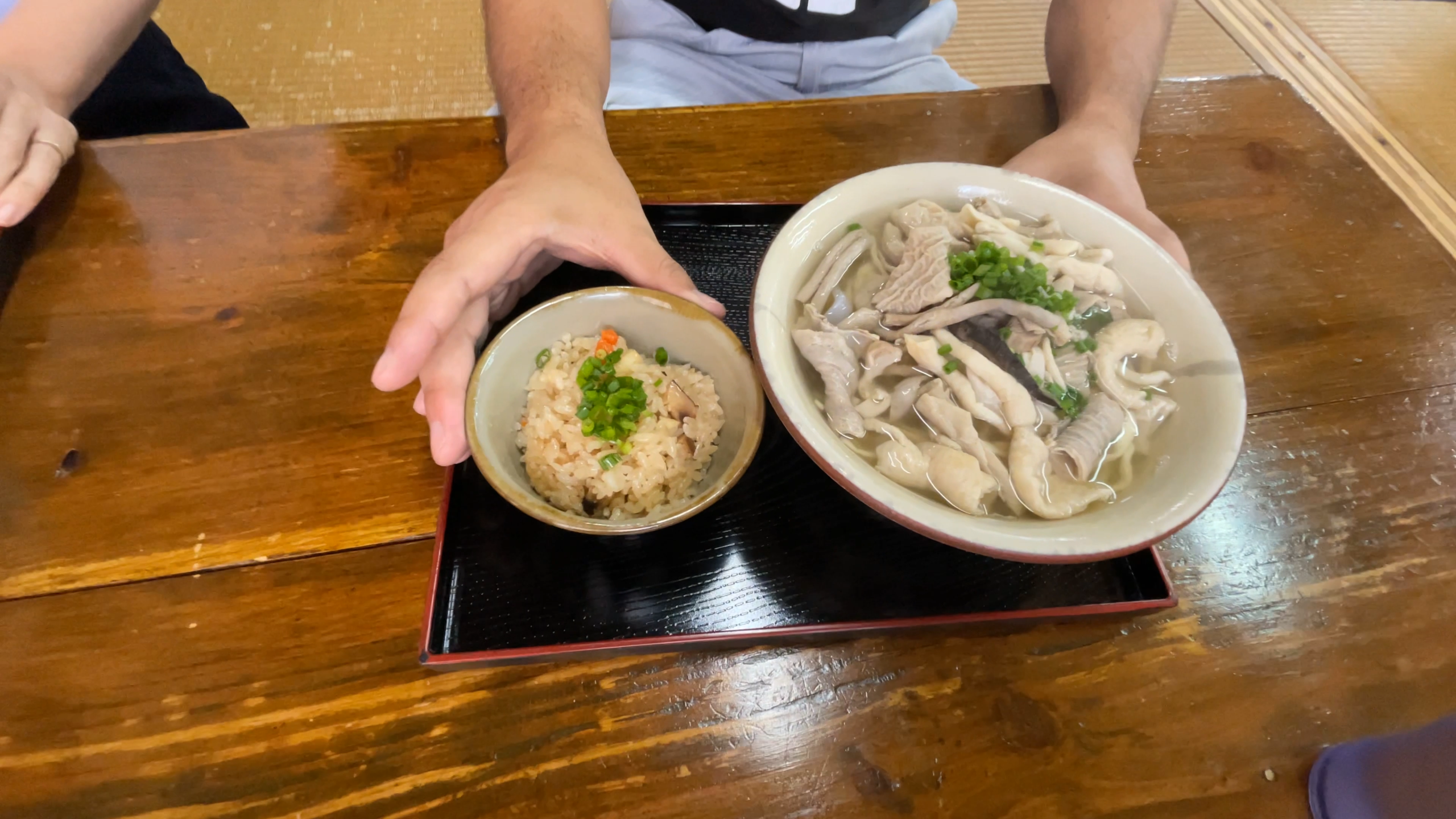 透き通ったカツオ出汁と柔らかい豚モツが乗った「中身そば（880円）」の着丼カット