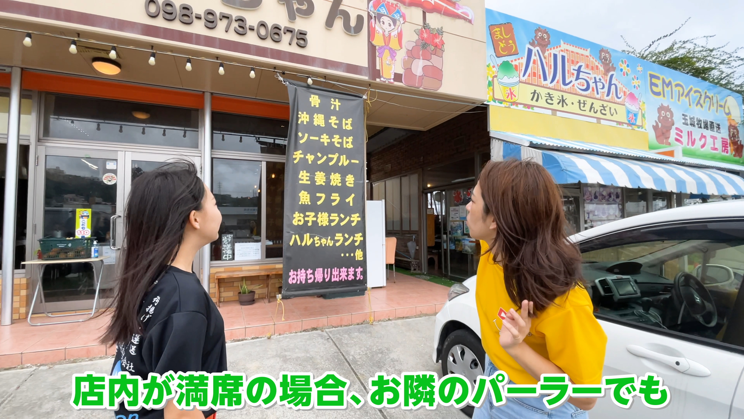 写真付きのメニューがズラリと貼られたアットホームな店内