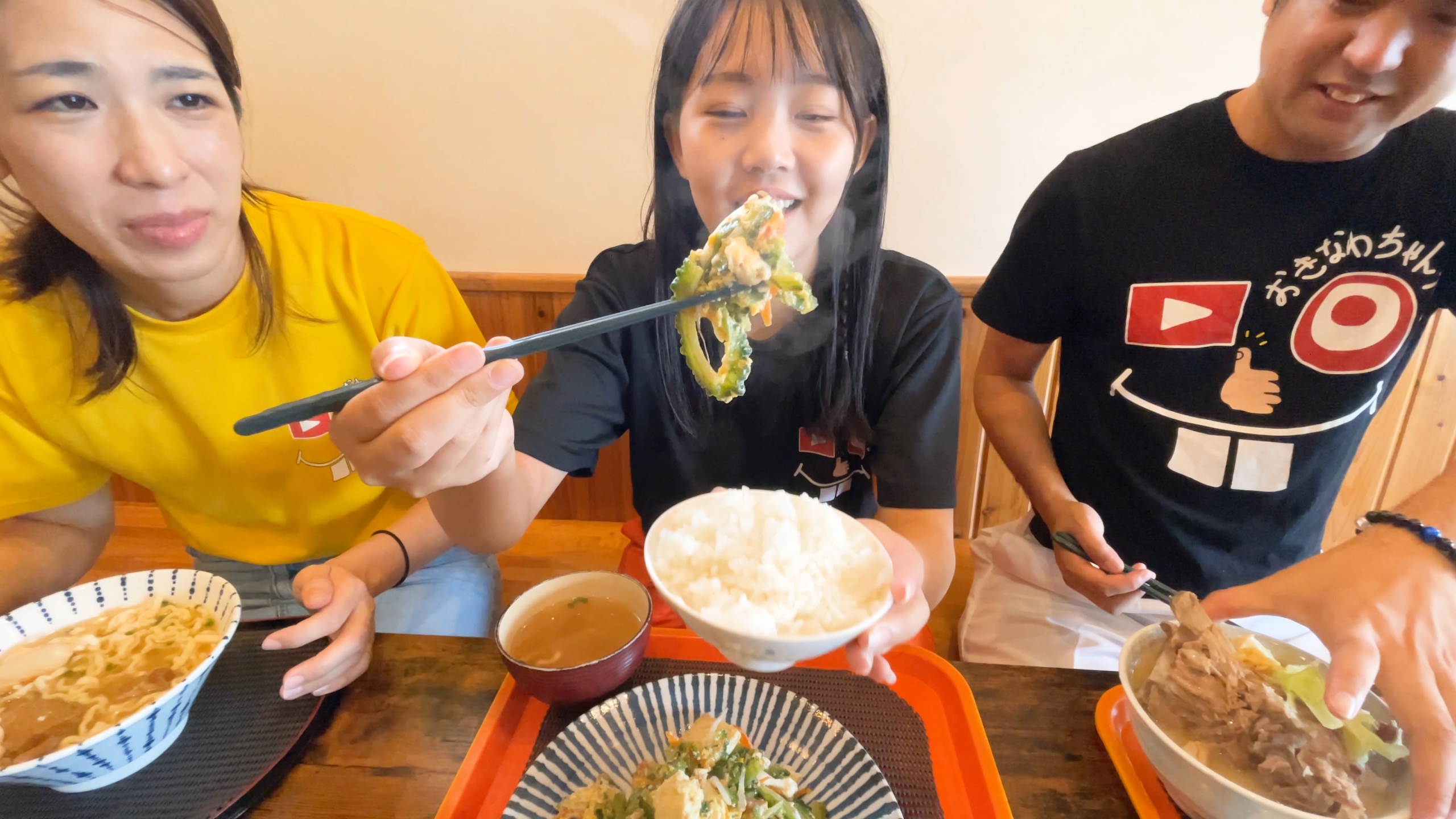 ふわふわ島豆腐とご飯を一緒に美味しく頬張る実食シーン