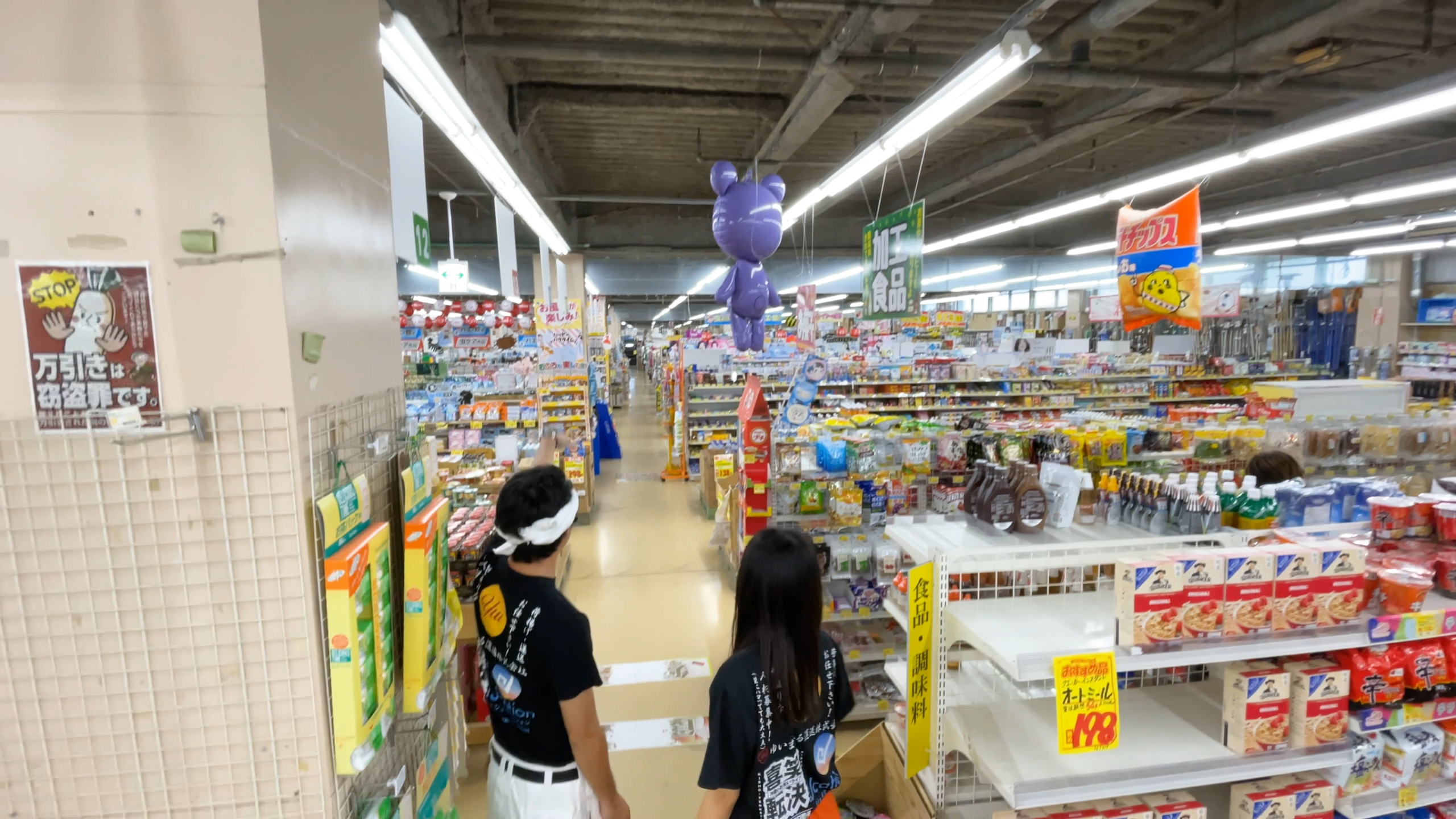 広大でどこまでも続くタバタ1階のフロア風景