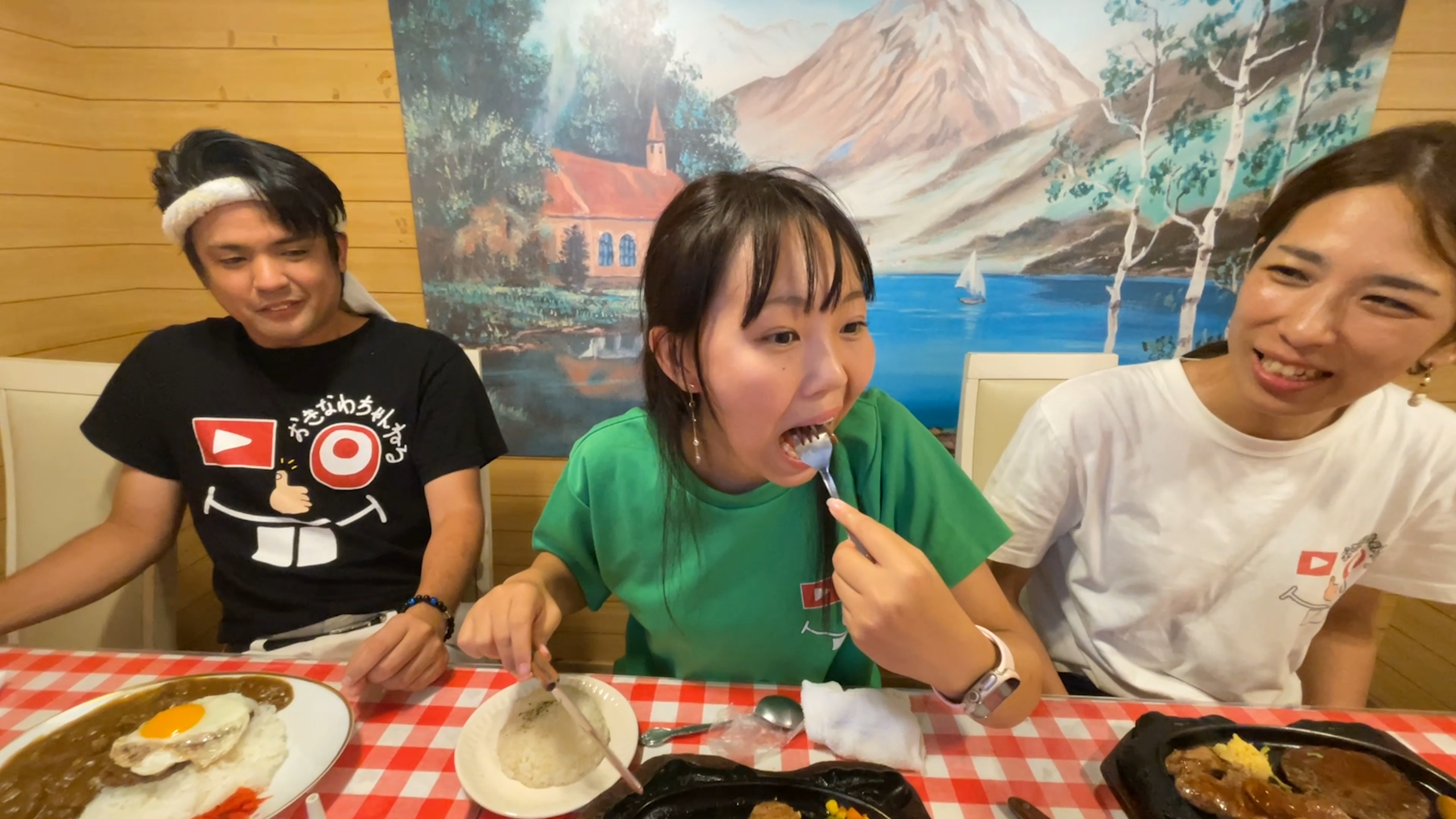 溢れる肉汁と柔らかいリブステーキを一口で頬張る実食ショット