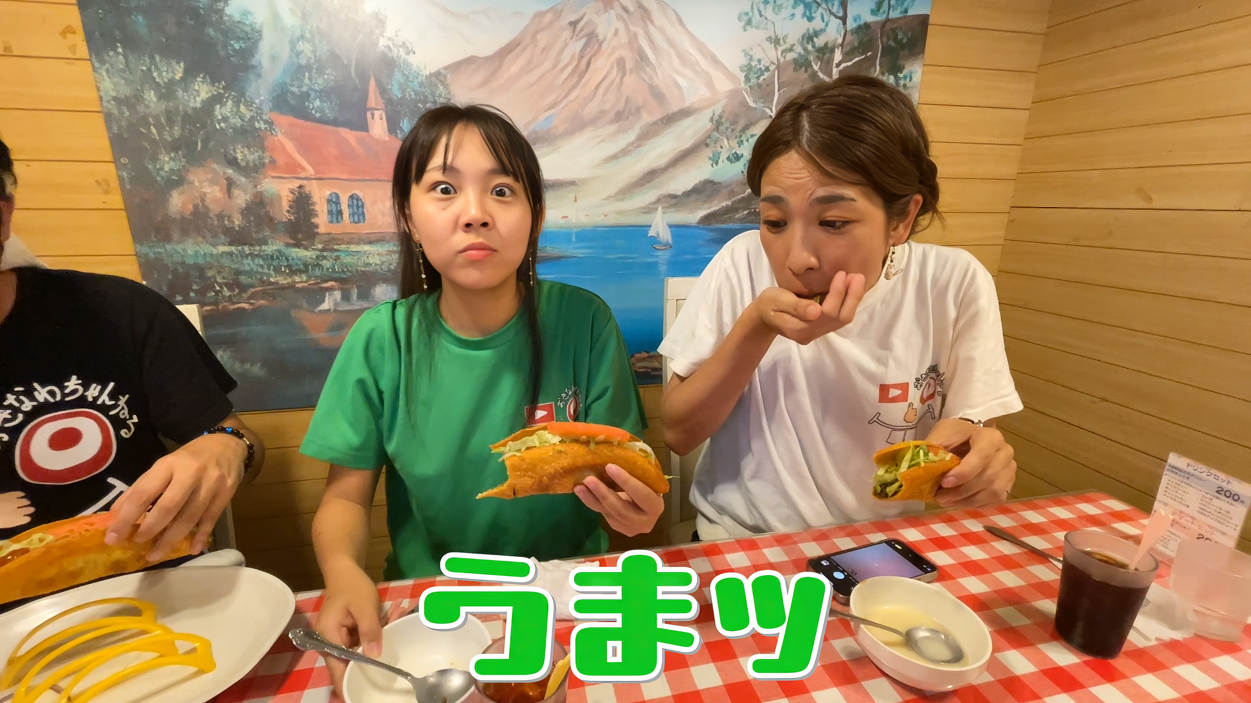 顔サイズの超特大タコスに豪快にかぶりつく実食カット