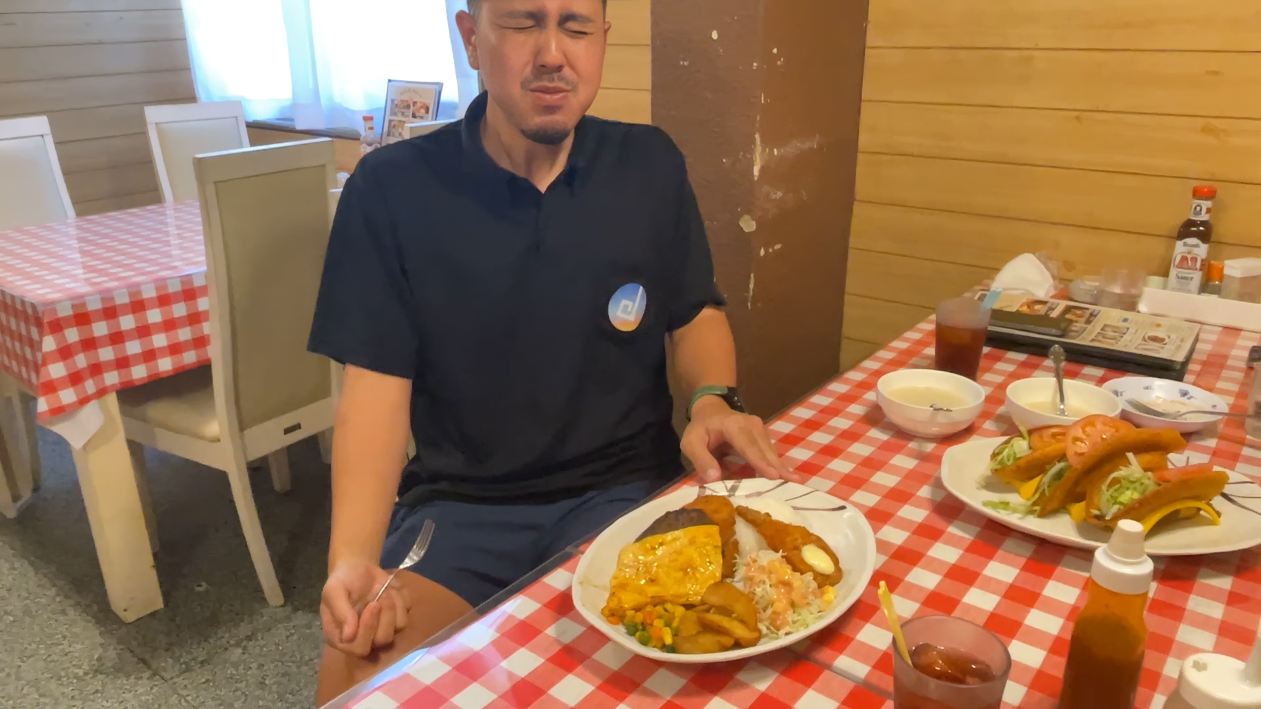 プリプリのエビフライやお肉を大満足で味わう実食カット