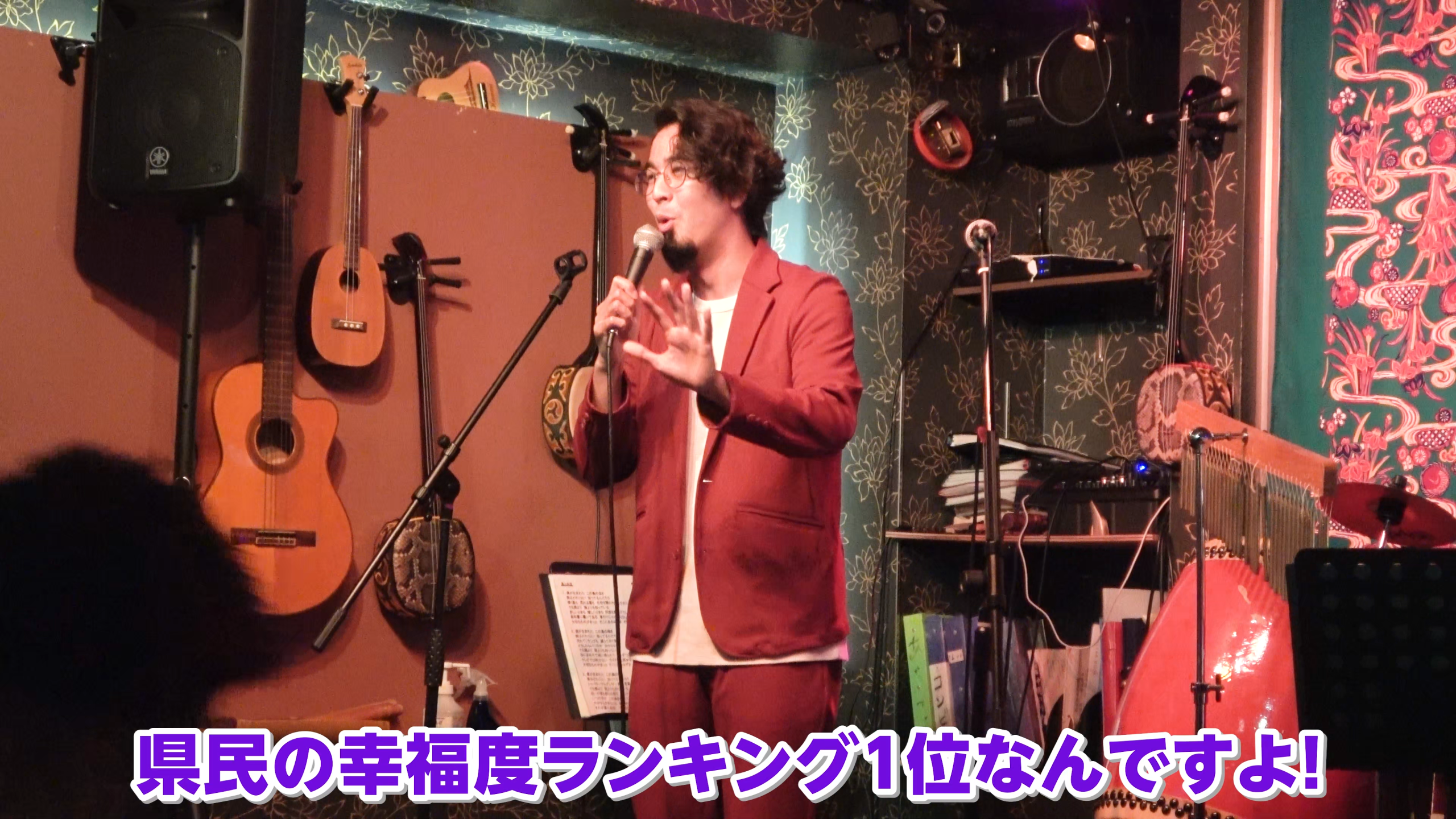 ディープな沖縄あるある漫談を披露するやんびーさん