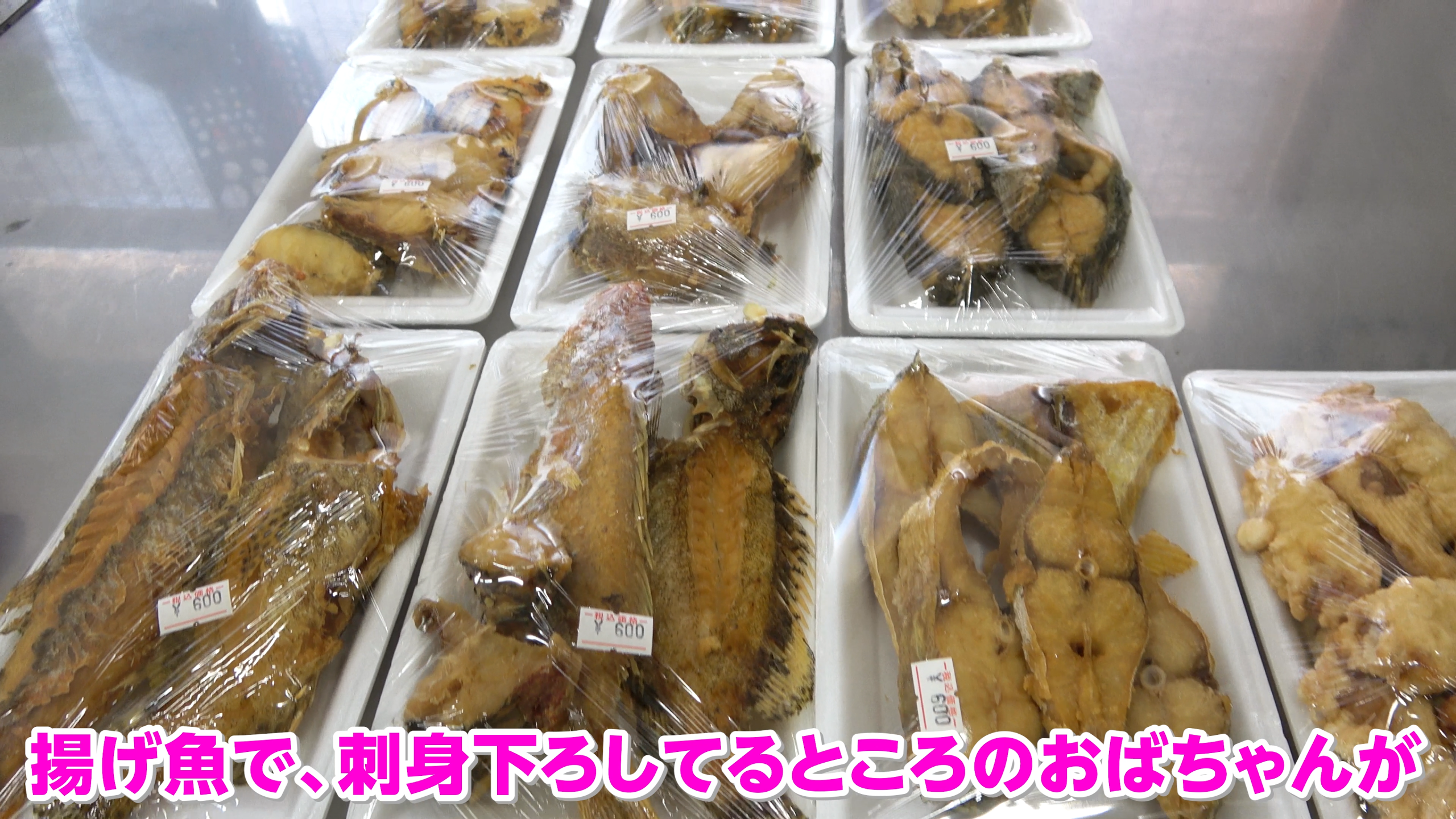 レジ横に並ぶ懐かしのスーパーボールくじや駄菓子コーナー