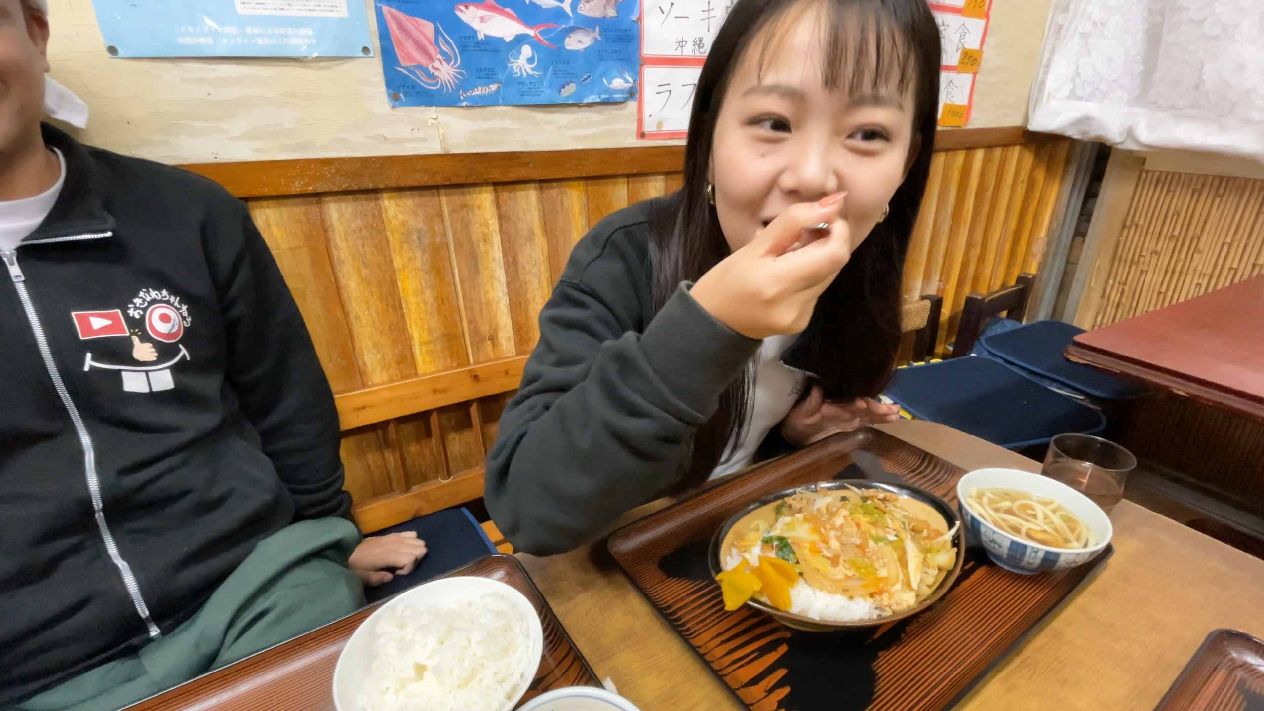 チャンポンを美味しそうに頬張るまいこさん