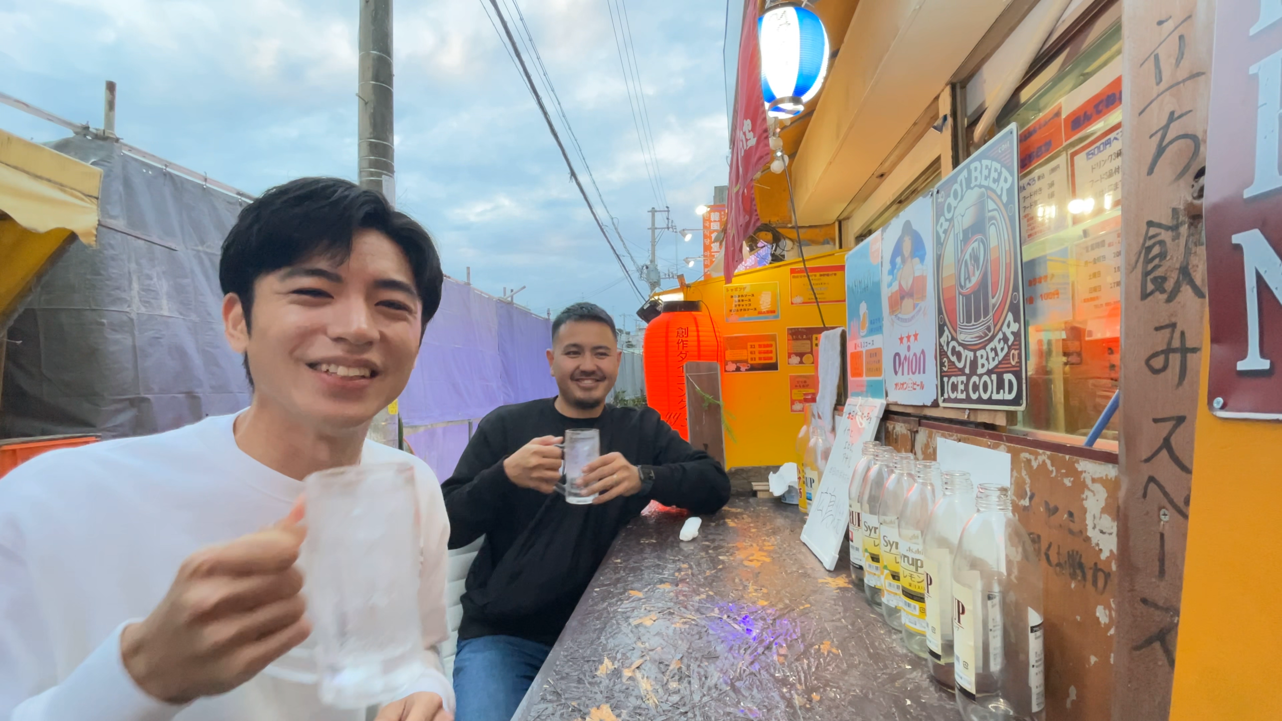 黄色い屋台とカウンターが目を引く創作ダイニング yy300