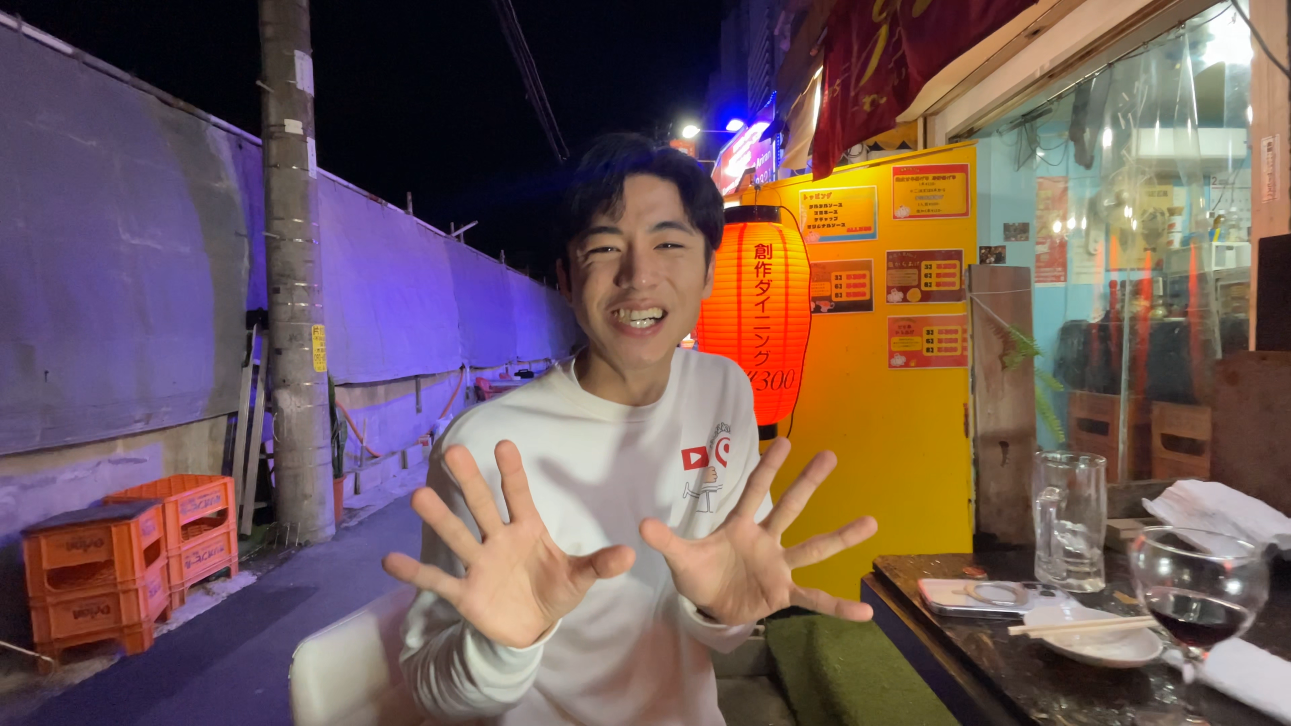 夜の栄町市場の路地裏で地元客や店員さんと楽しく交流する様子