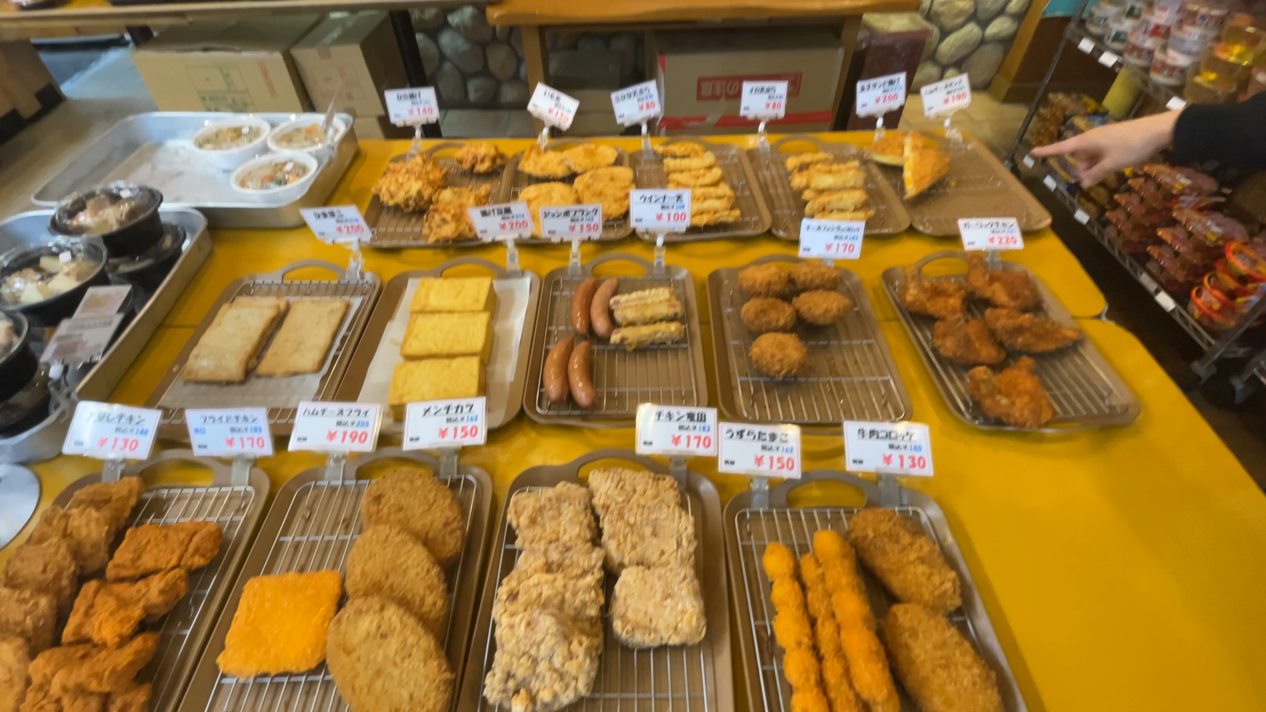 チキン南蛮やポーク玉子などバラエティ豊かなお惣菜とお弁当