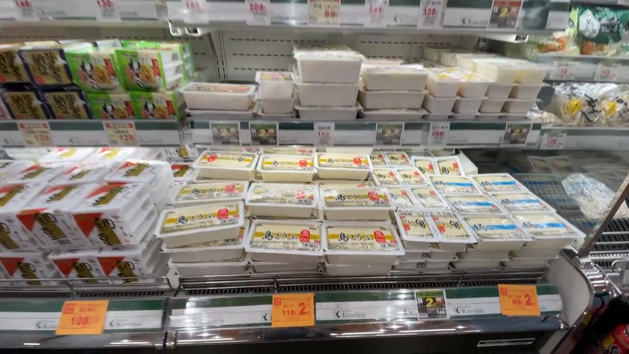 巨大な島豆腐や格安のさんぴん茶が並ぶ棚